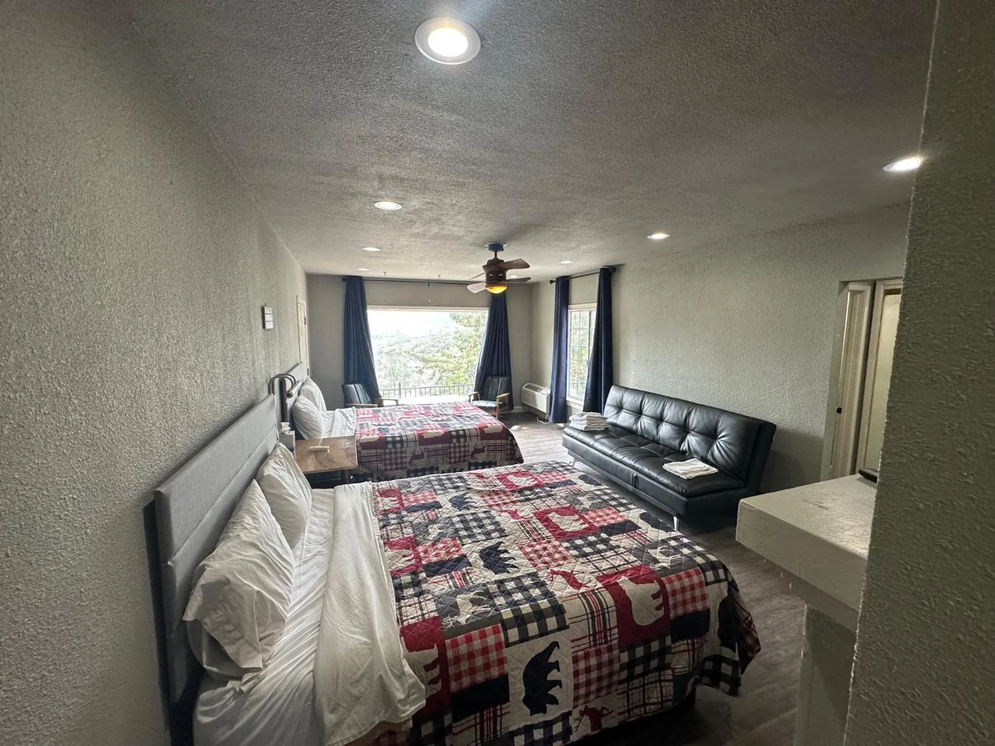 Bed in Mountain Trail Lodge and Vacation Rentals