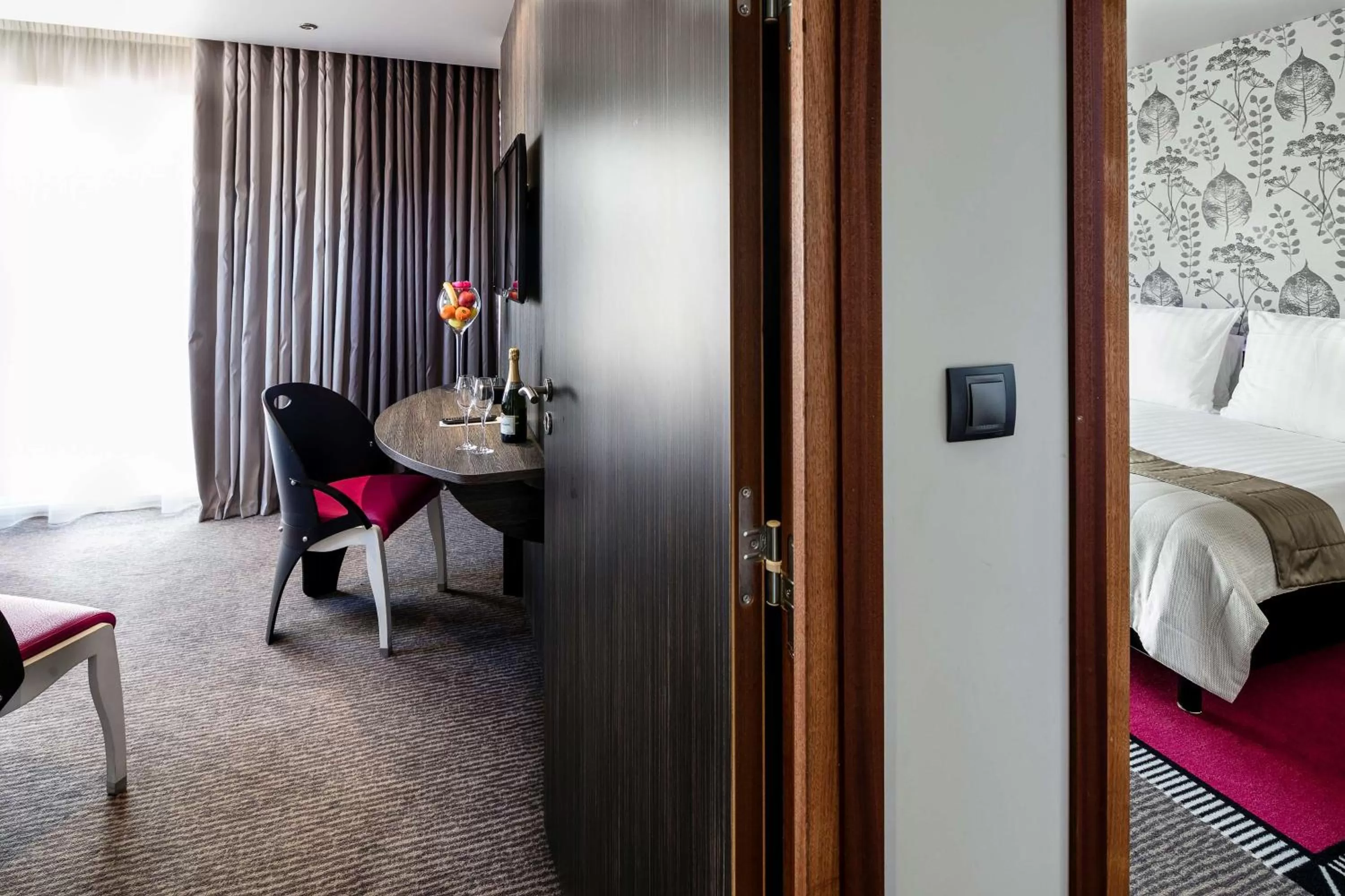 Photo of the whole room, Bed in Best Western Premier Le Patio des Artistes Wellness Jacuzzi