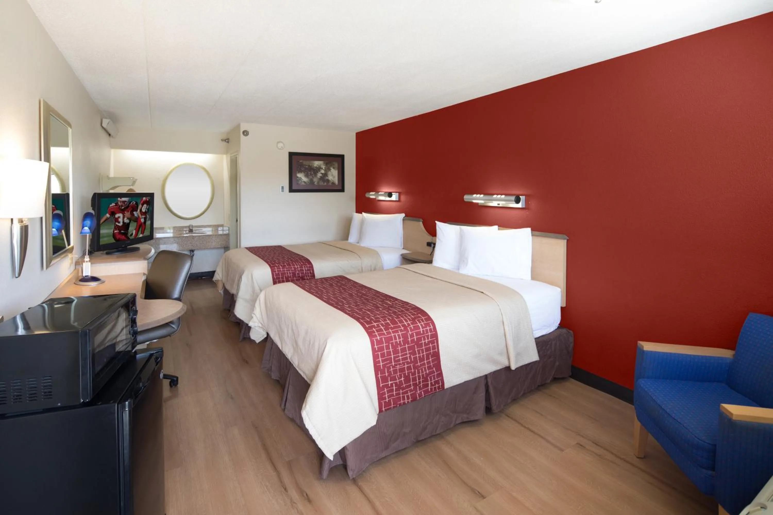 Photo of the whole room in Red Roof Inn Cincinnati Northeast - Blue Ash