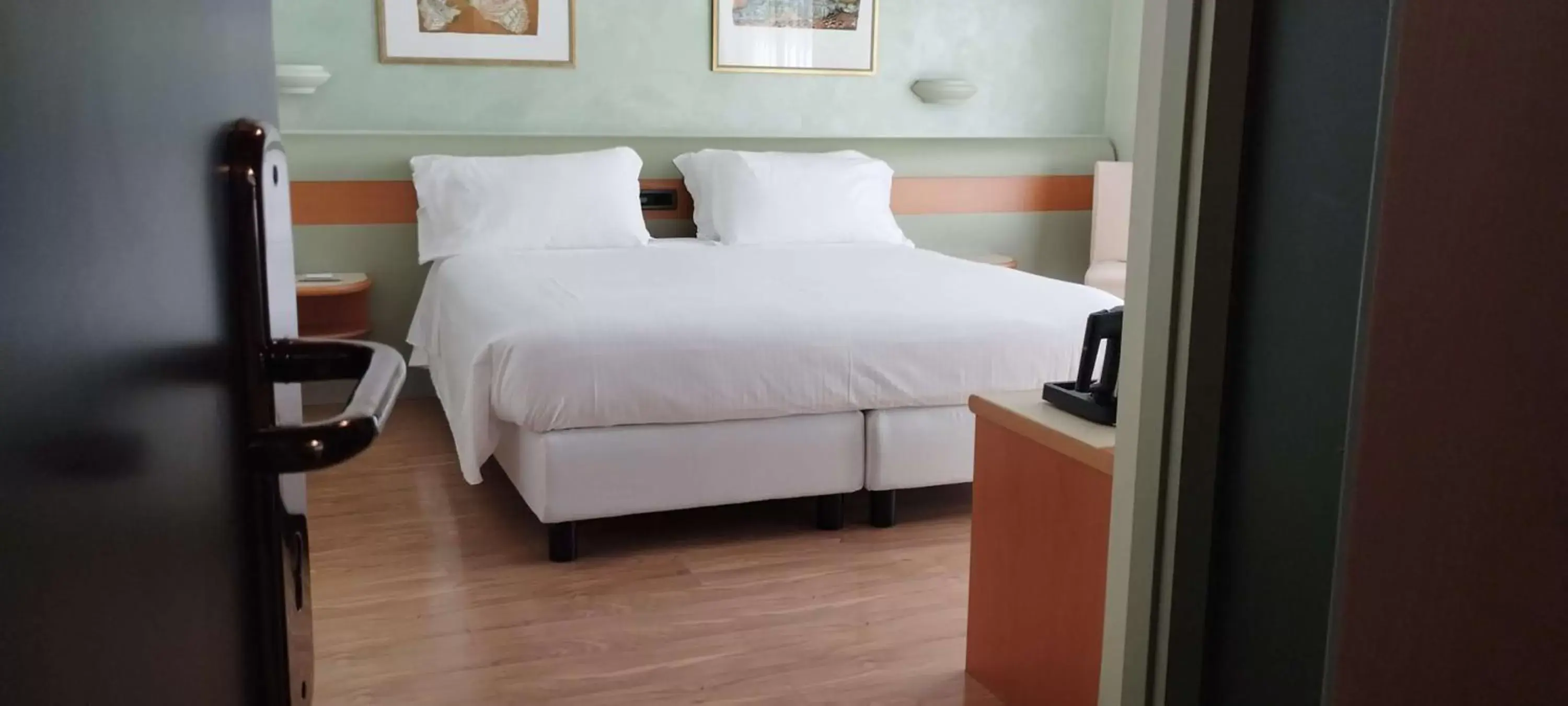 Comfort Queen Room with Two Queen Beds and Balcony - Non-Smoking in Hotel Leonardo da Vinci Comfort Queen Room with Two Queen Beds and Balcony - Non-Smoking in Hotel Leonardo da Vinci