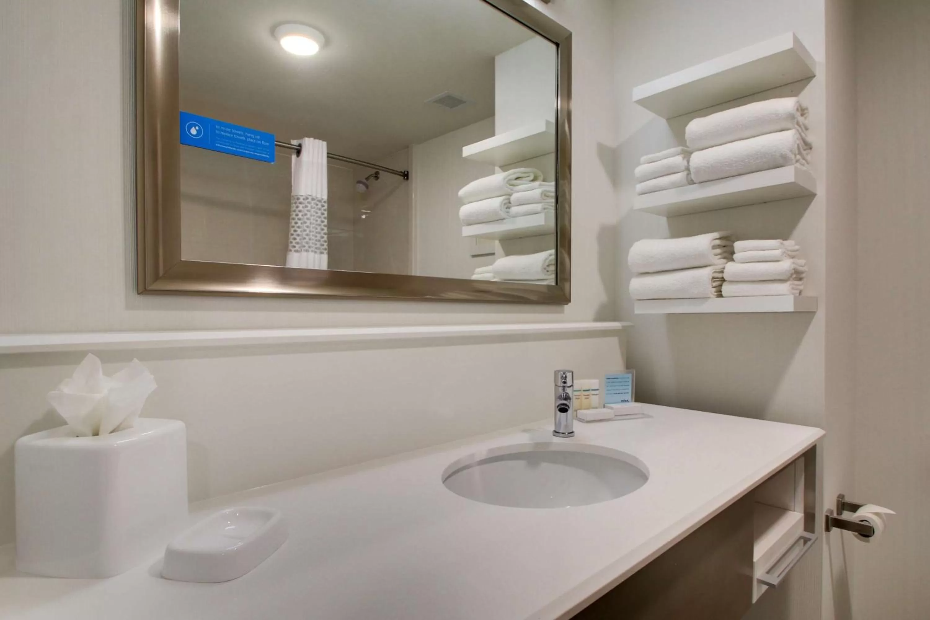 Bathroom in Hampton Inn & Suites Milwaukee West