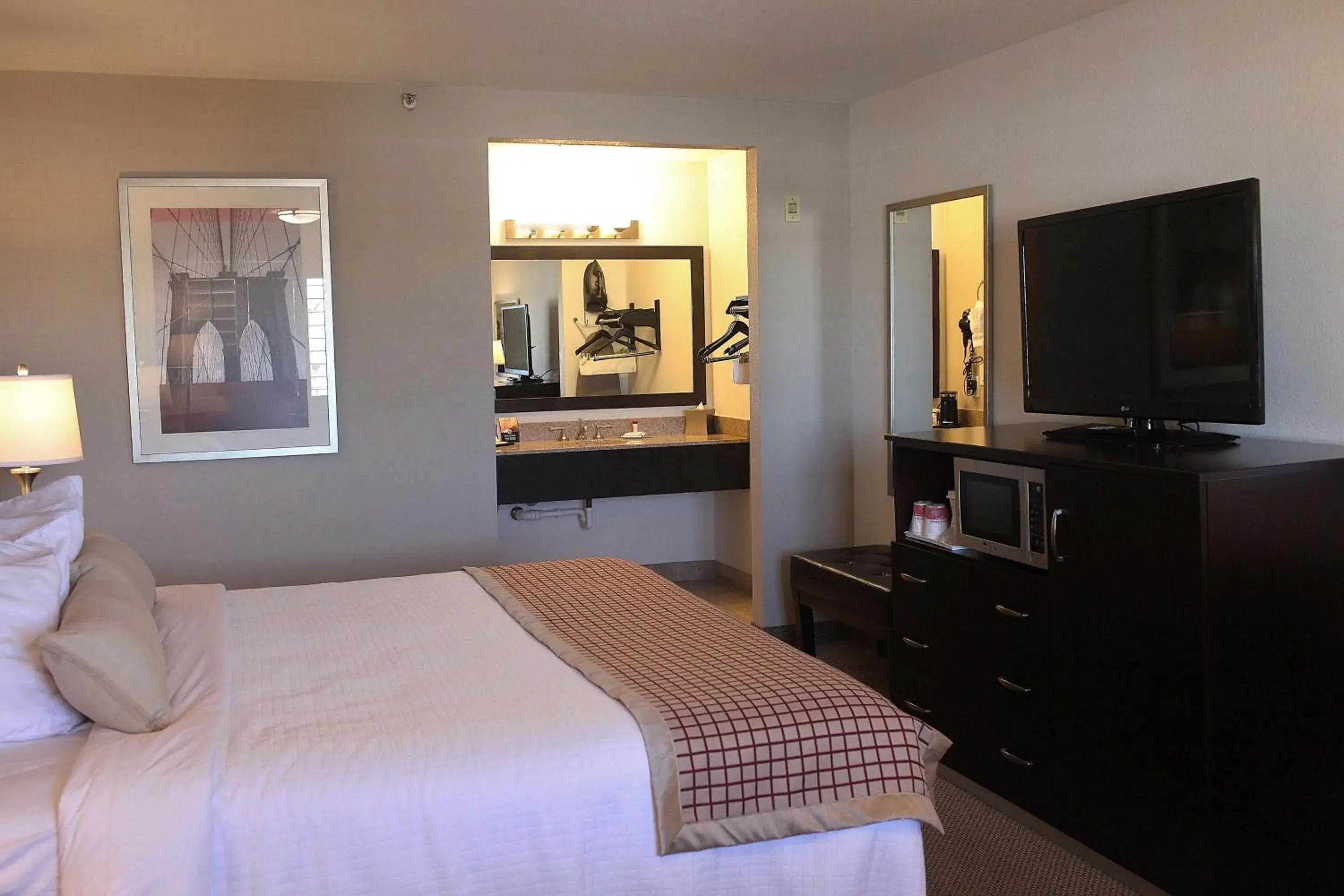 Queen Room - Accessible/Non-Smoking in Infinity Inn & Suites Queen Room - Accessible/Non-Smoking in Infinity Inn & Suites