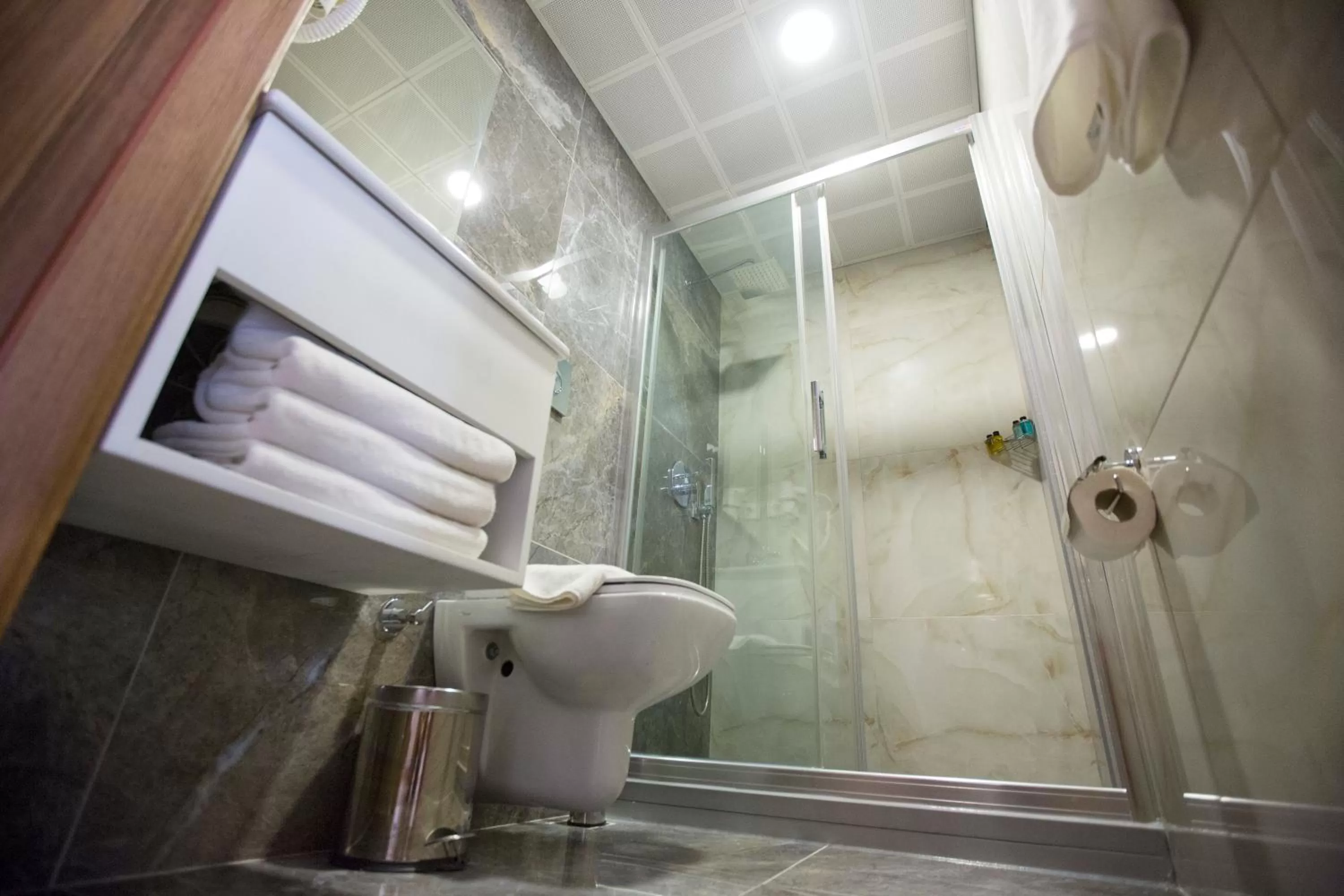 Toilet in Golden Street Hotel