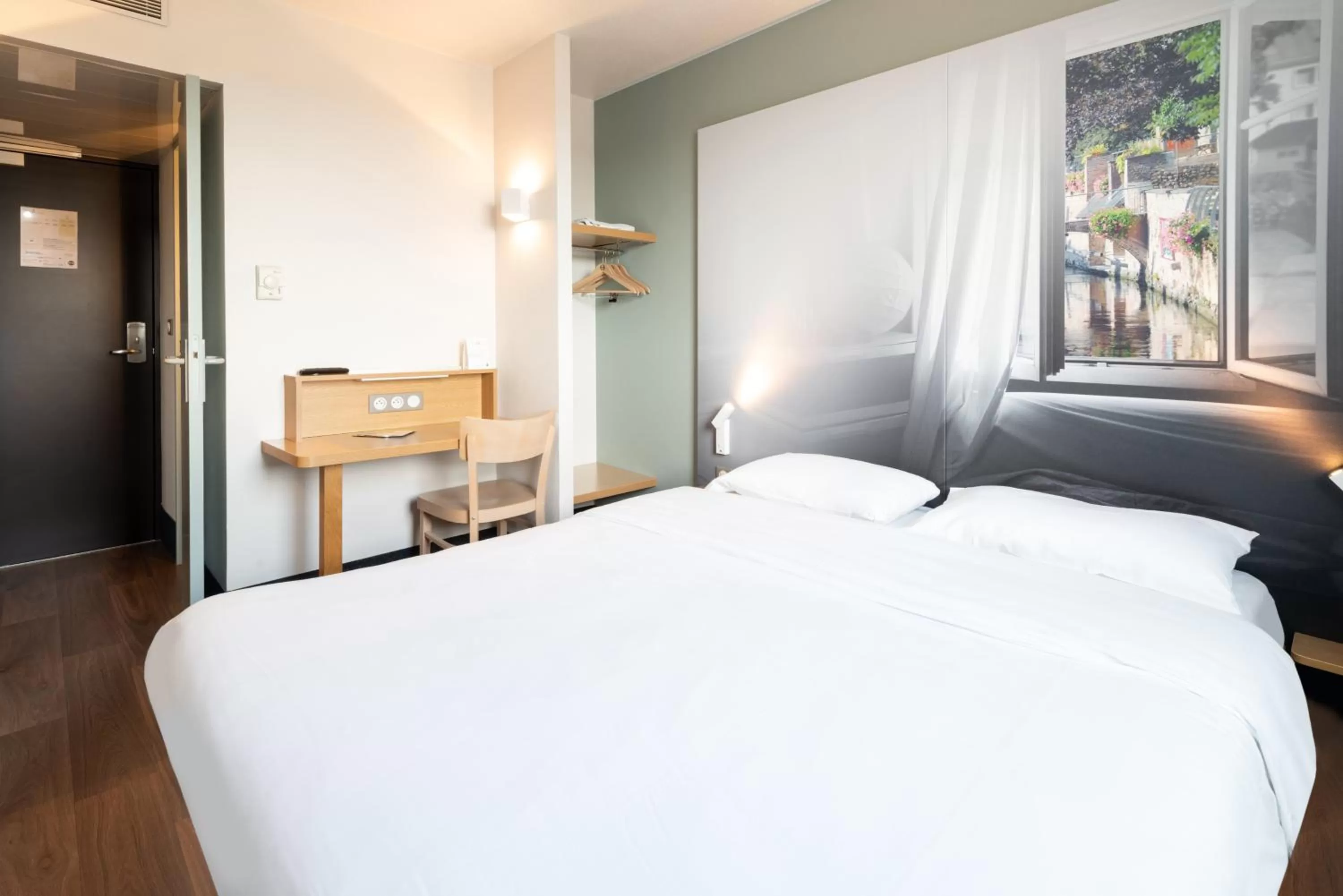 Bedroom, Bed in B&B HOTEL Evreux