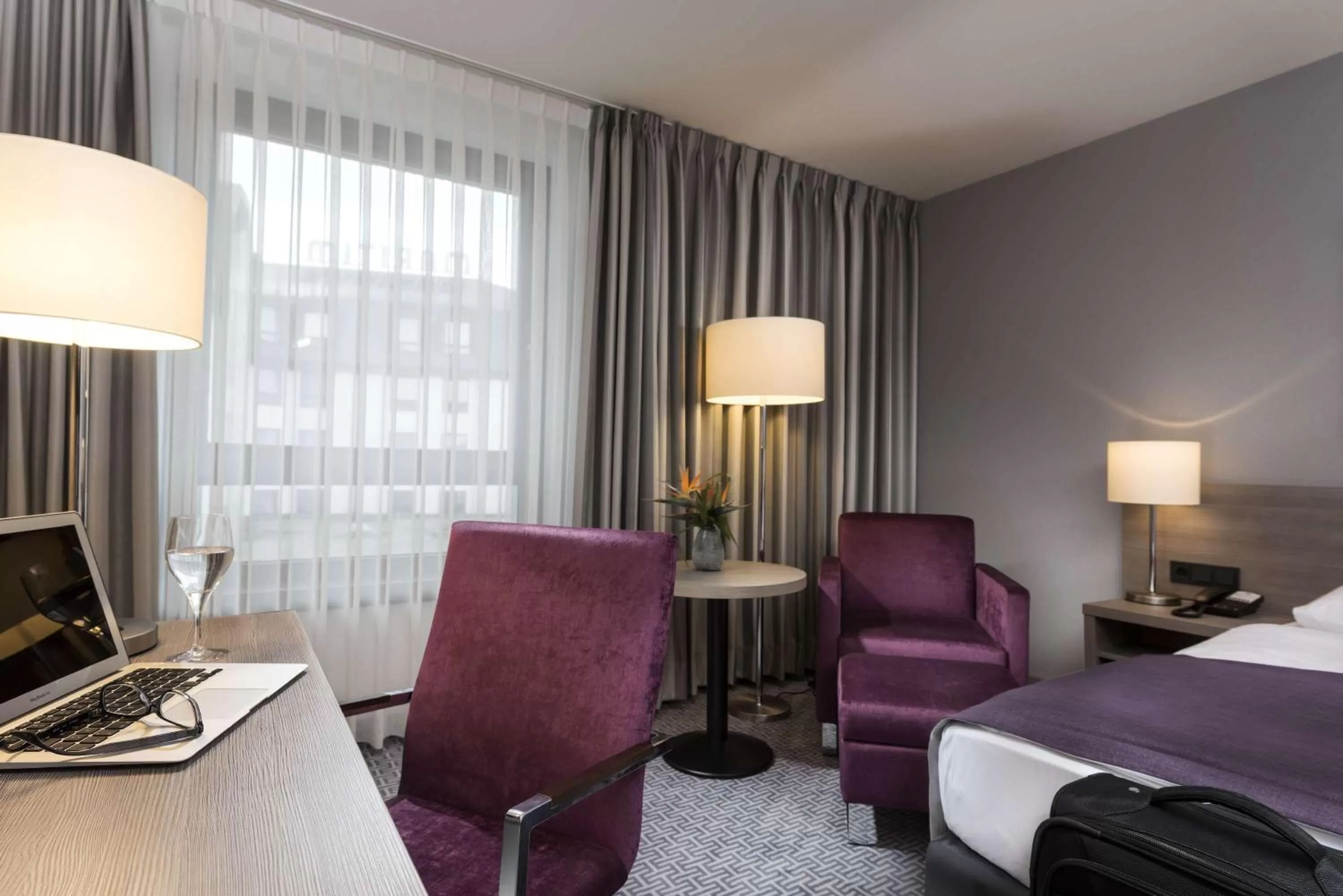 Seating area, Bed in Maritim Hotel Königswinter