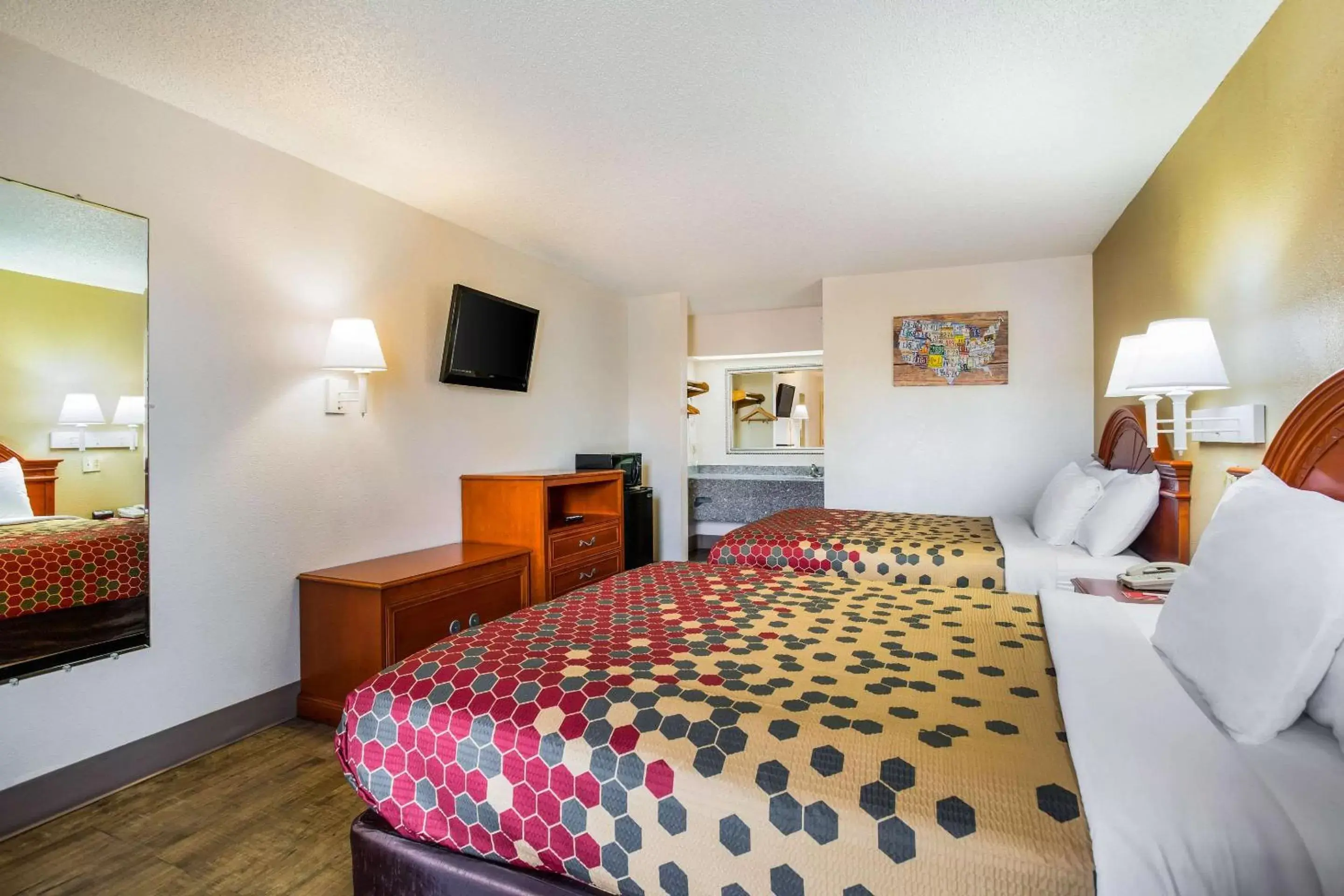 Queen Room - Non-Smoking in Econo Lodge Queen Room - Non-Smoking in Econo Lodge