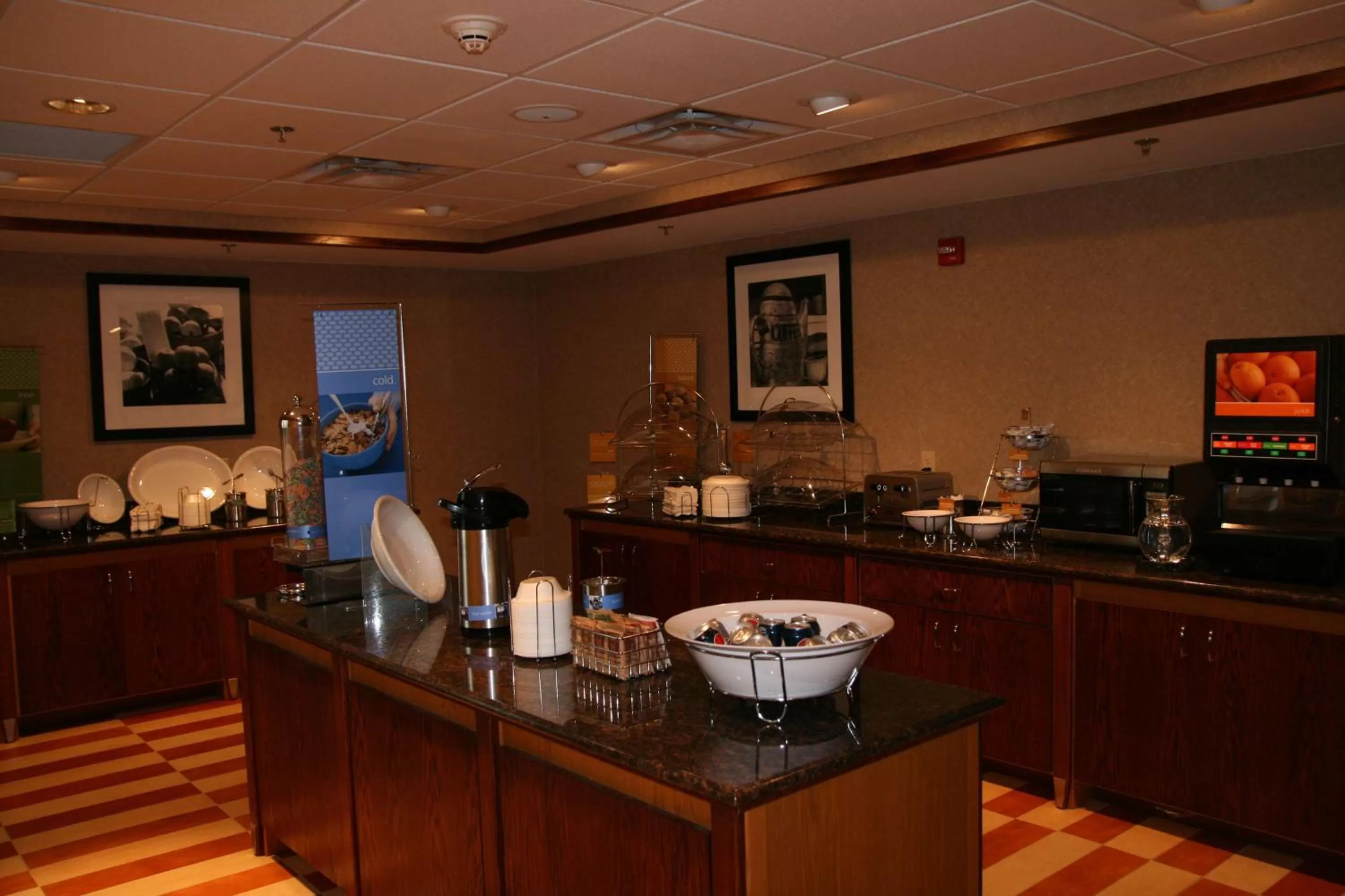 Dining area in Hampton Inn & Suites Cleveland-Mentor