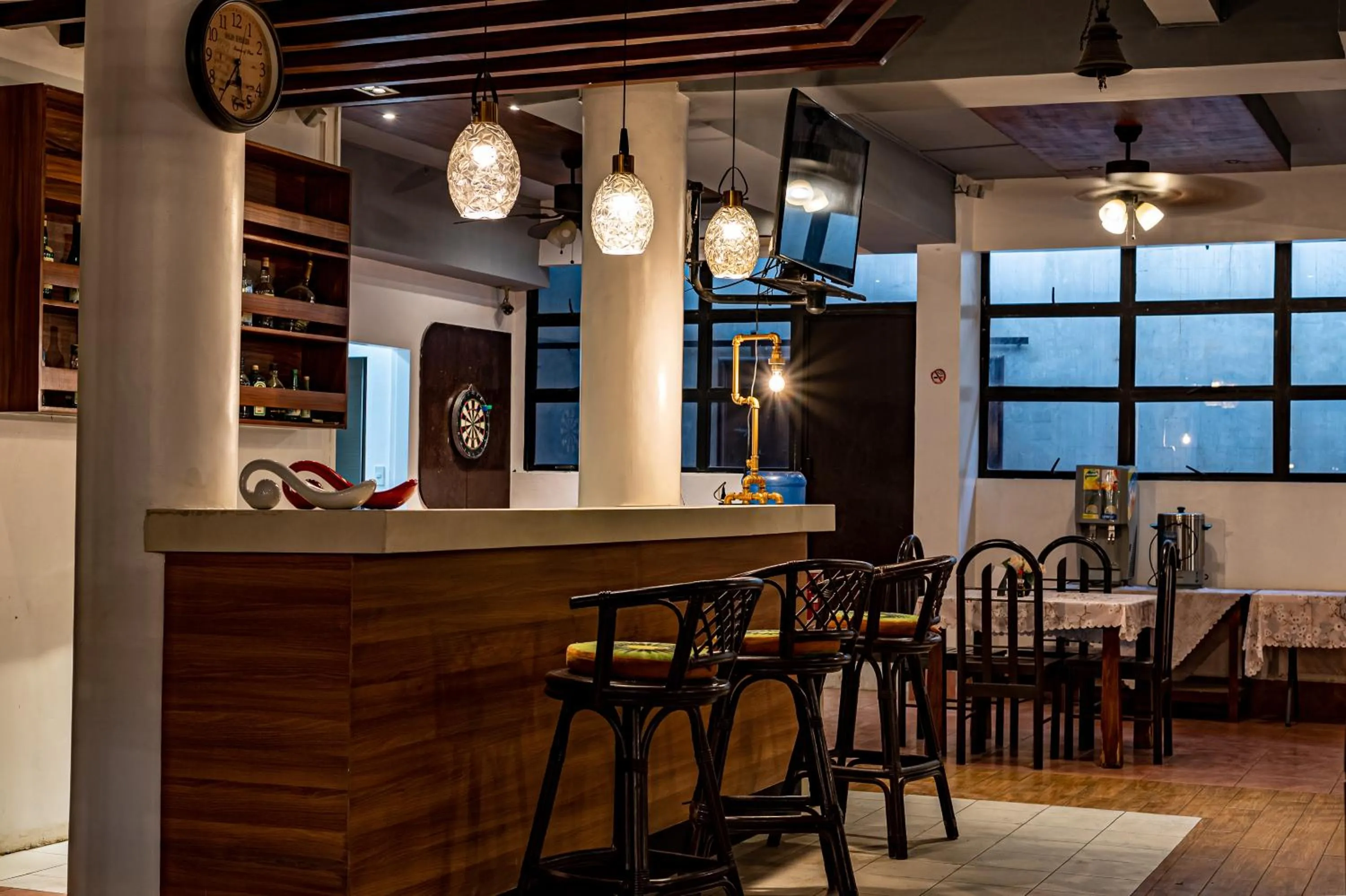 Restaurant/places to eat in Kiwi Hotel