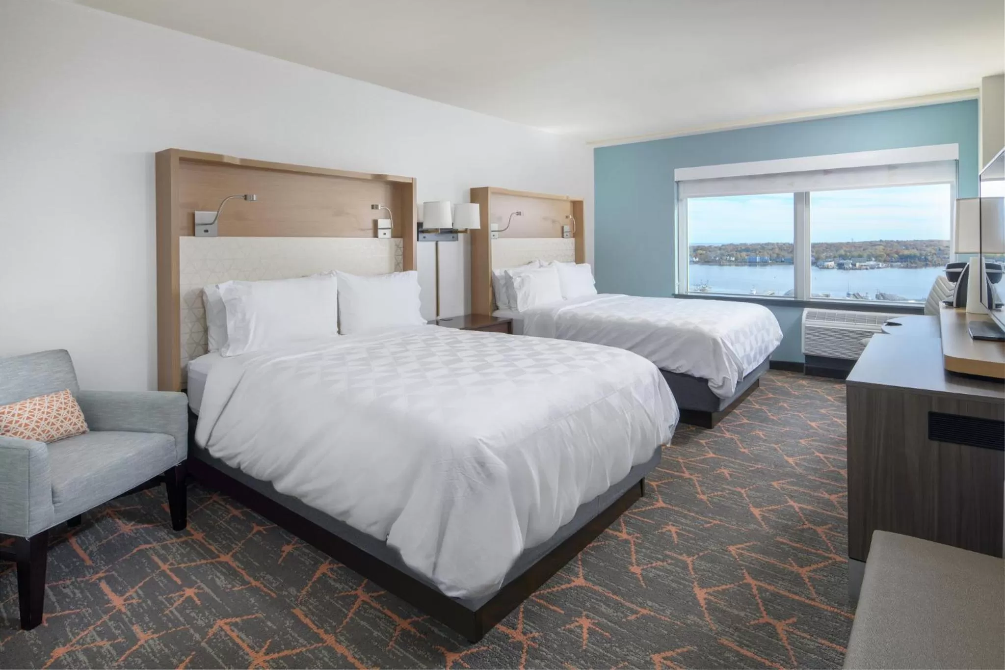 Photo of the whole room, Bed in Holiday Inn Portland-By the Bay by IHG