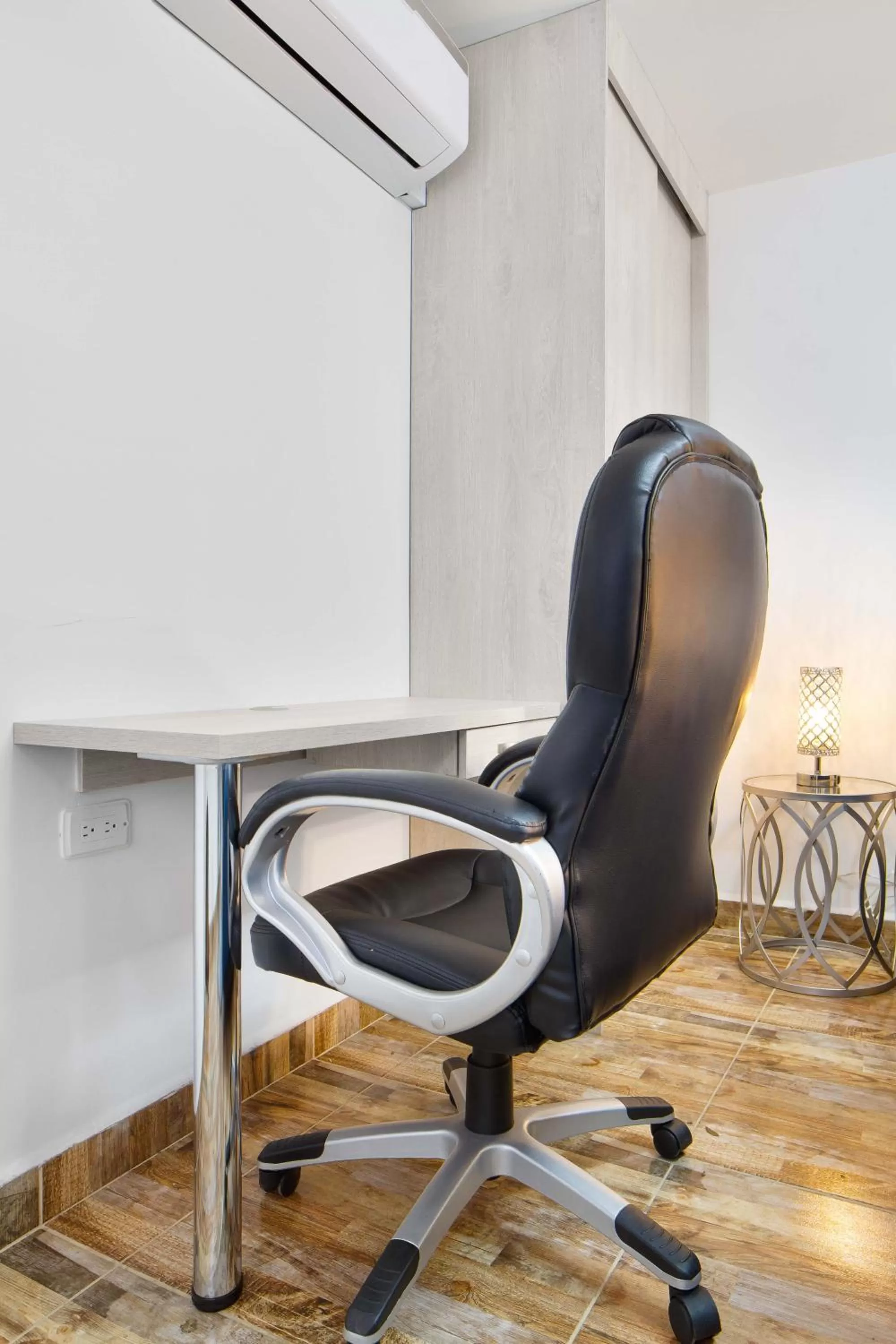 Bedroom, Seating Area in Miracle