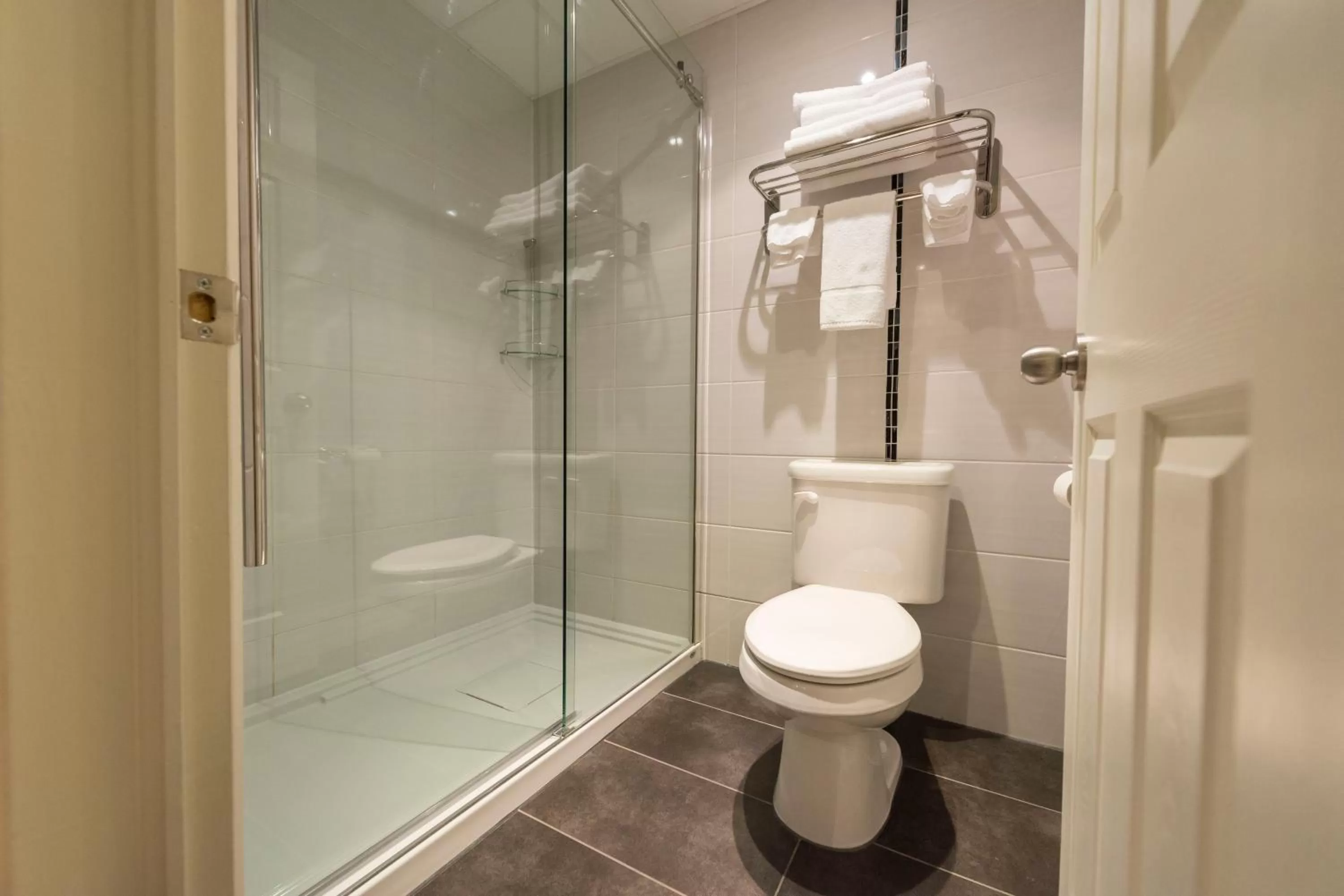 Bathroom in Hotel & Suites Le Dauphin Drummondville