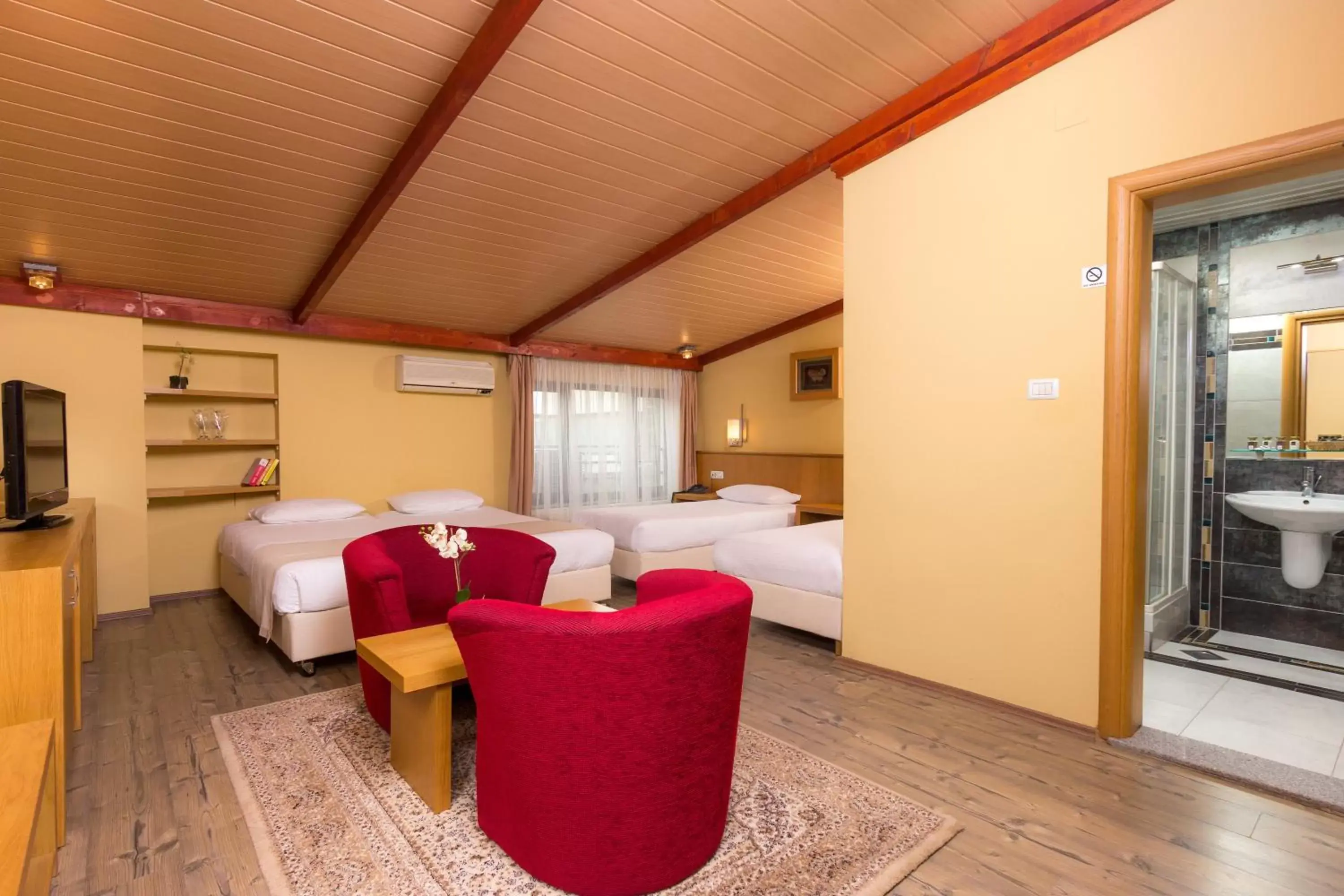 Classic Quadruple Room in Hotel Lirak Classic Quadruple Room in Hotel Lirak