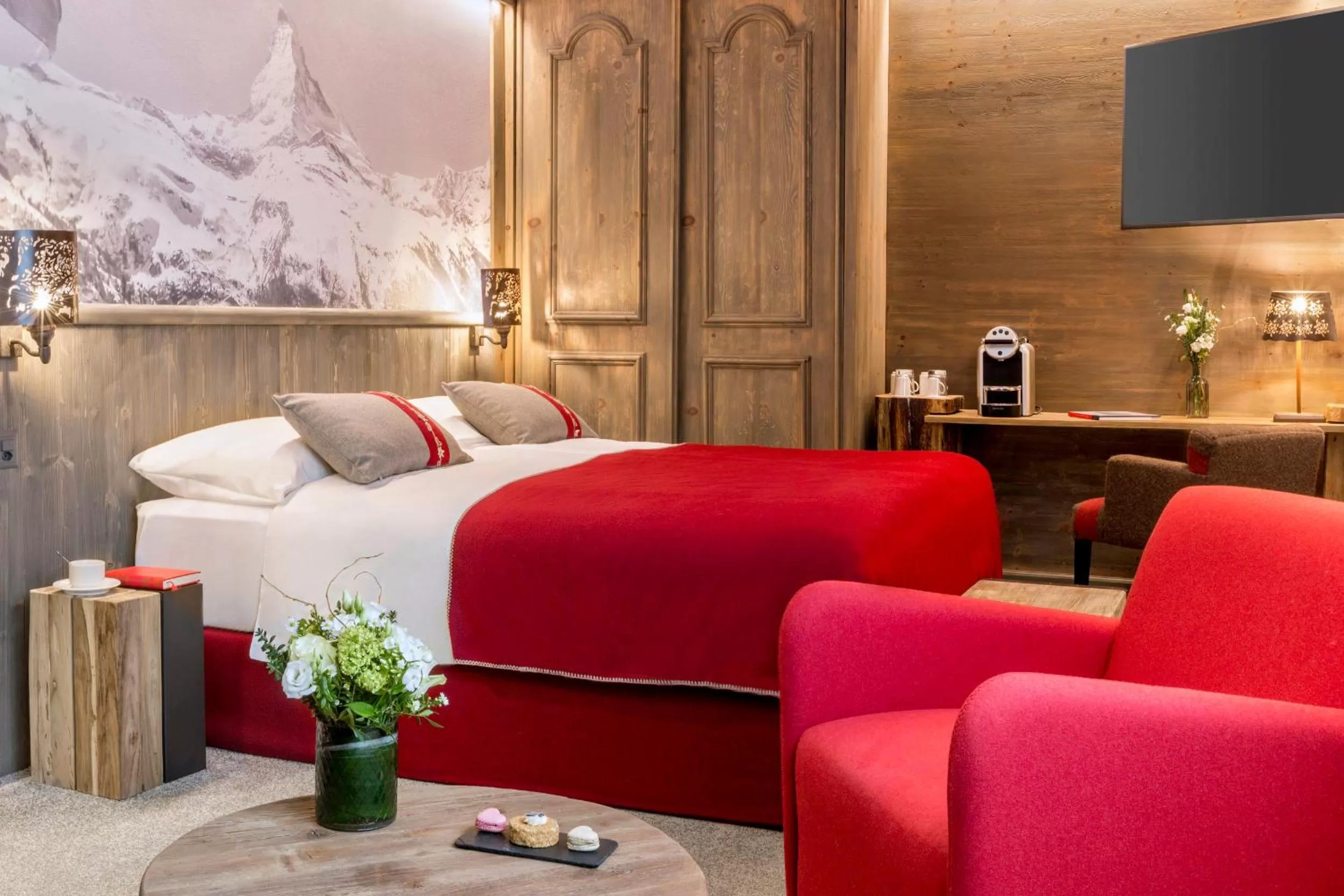 Photo of the whole room, Bed in Edelweiss Manotel