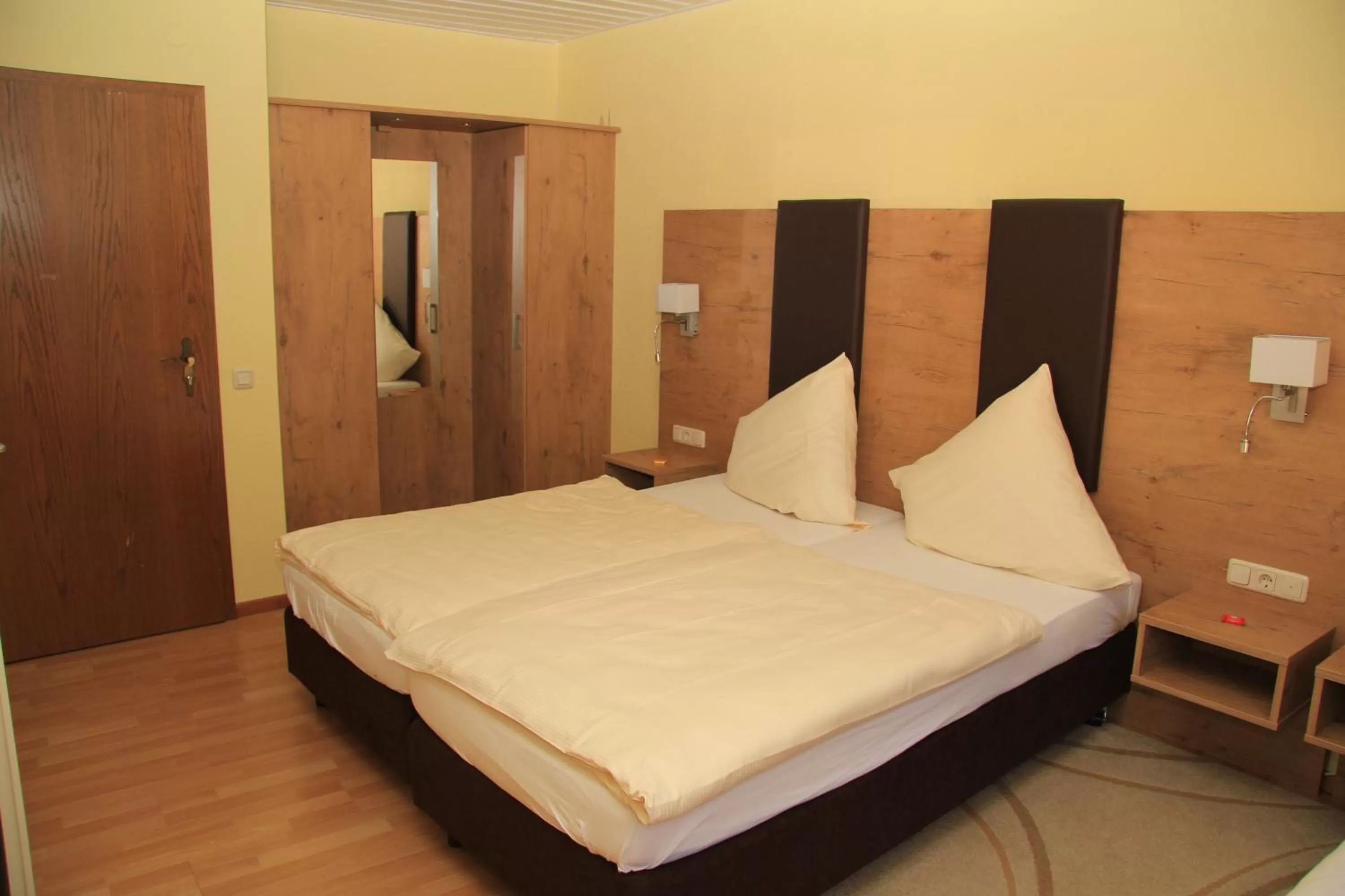 Bed in Waldhotel Albachmühle mit Albacher Stuben