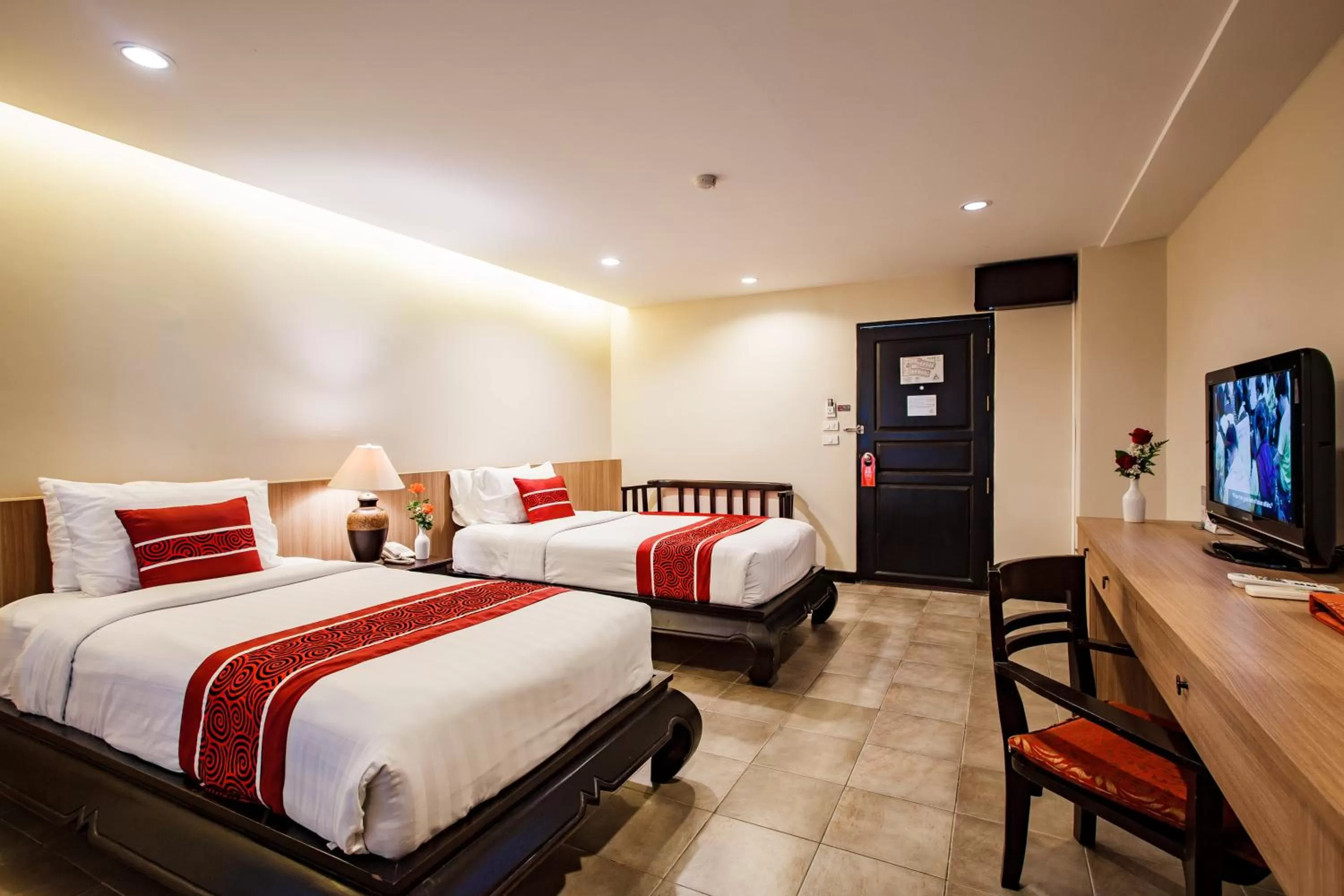 Photo of the whole room, Bed in Raming Lodge Hotel