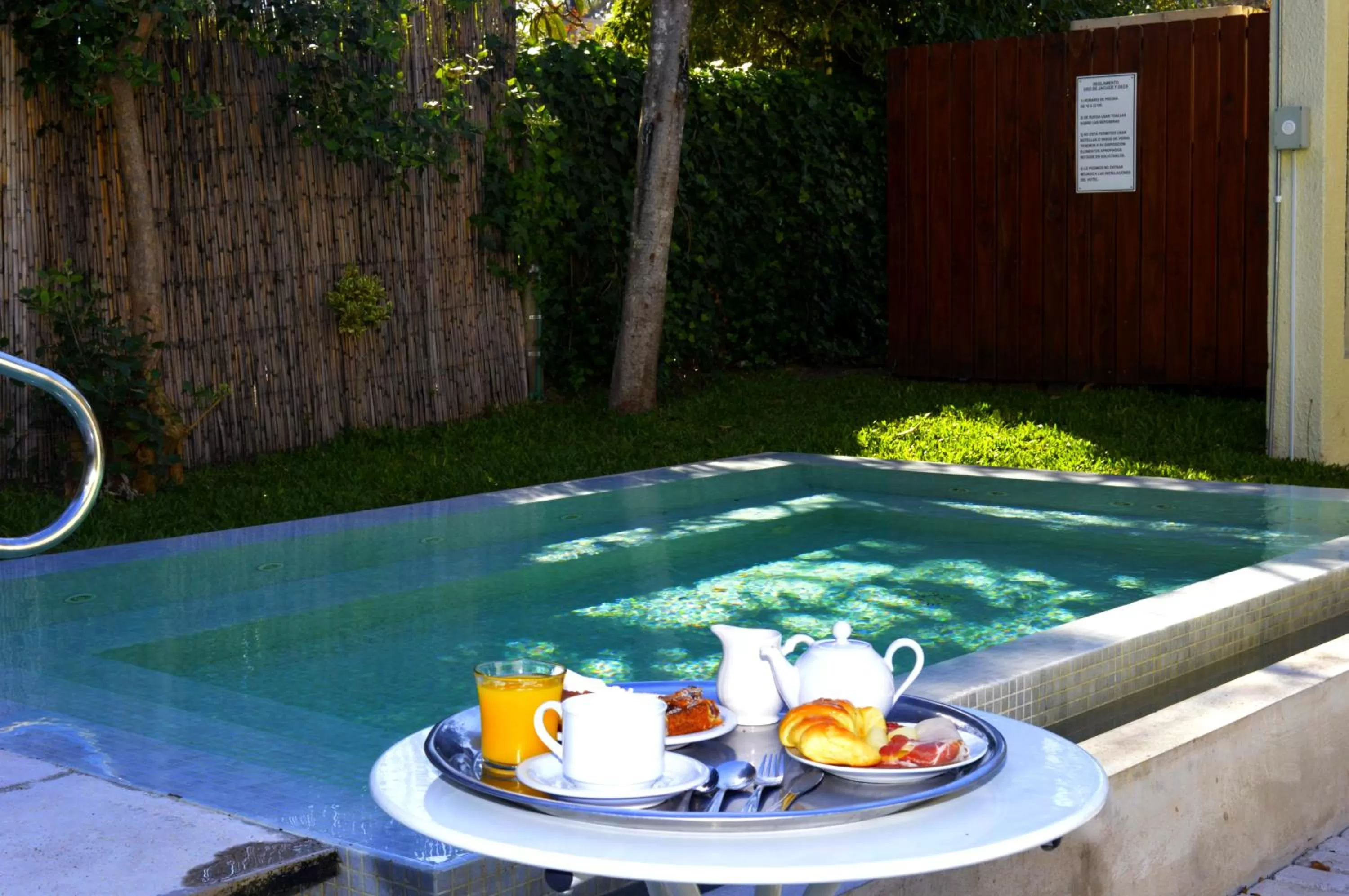 Swimming pool in Joan Miró Hotel