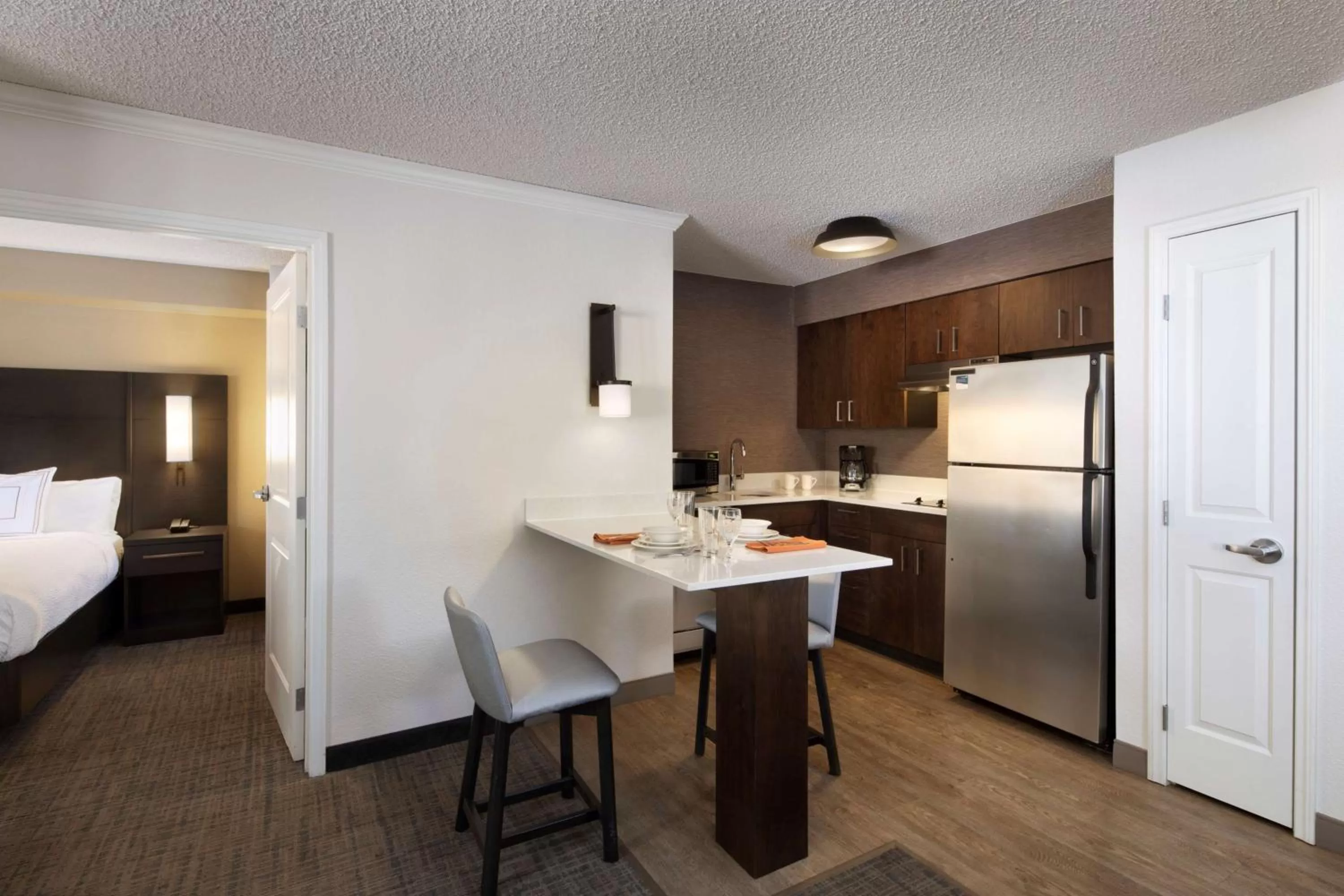 Kitchen or kitchenette, Bed in Sonesta ES Suites Fresno