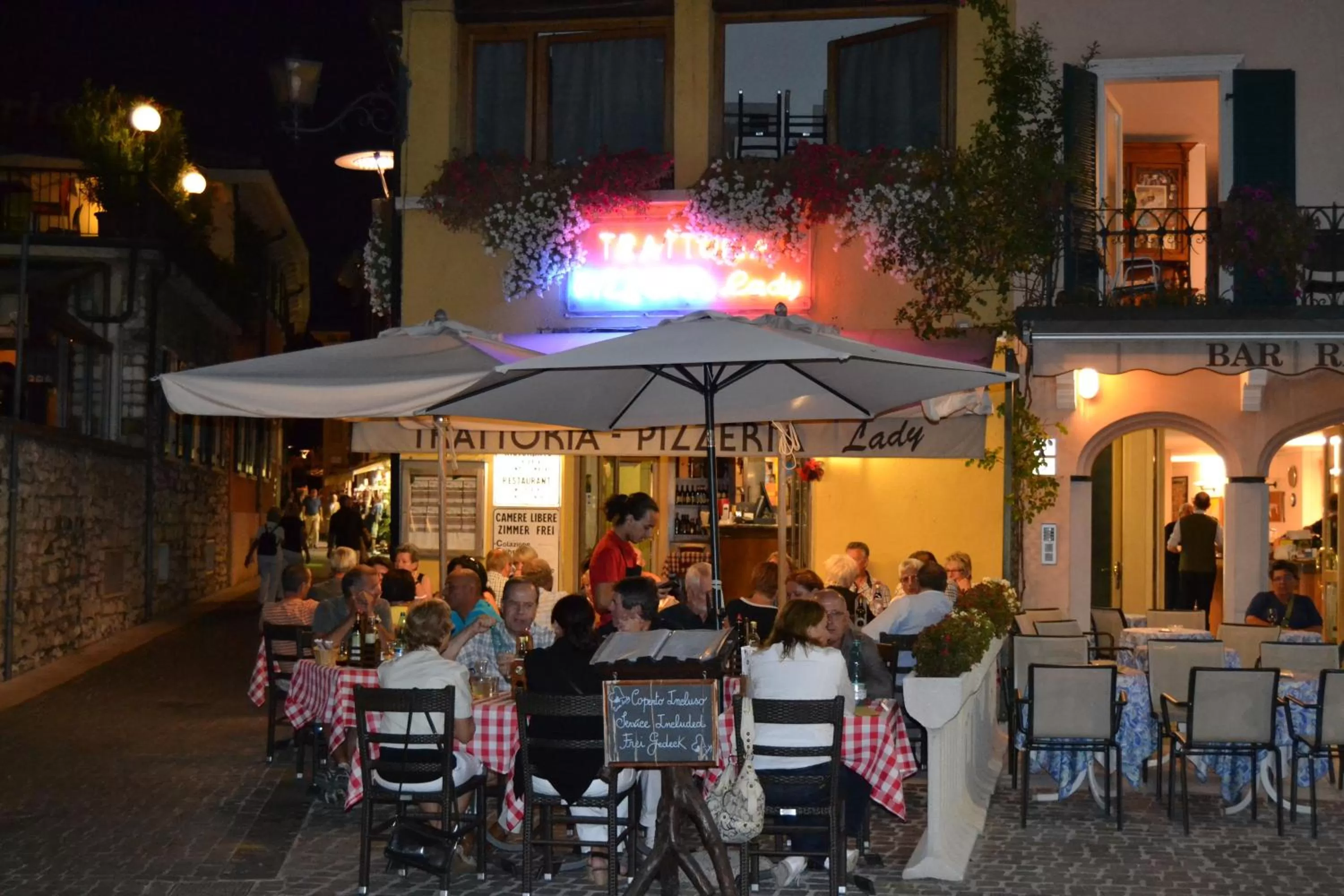 Restaurant/places to eat in Casa Lady