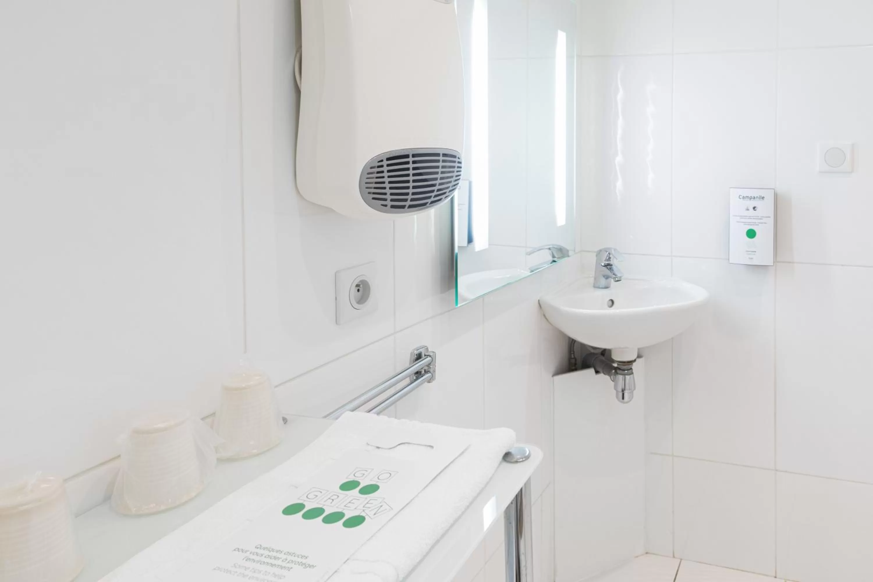 Bathroom in Campanile Epinal Centre - Gare