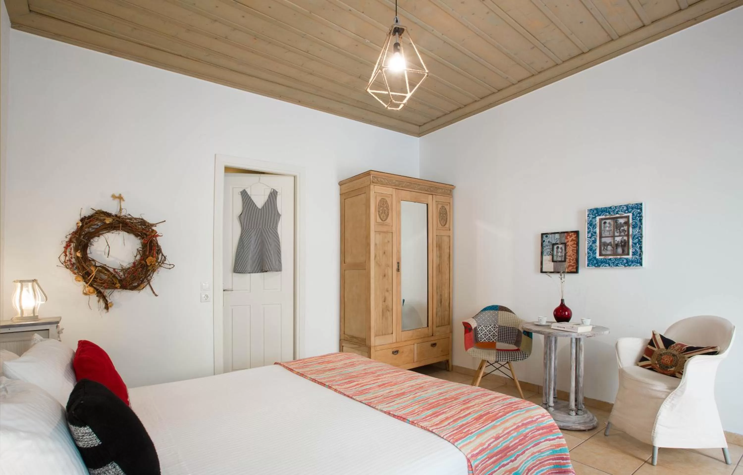 Photo of the whole room, Bed in Amymone and Adiandi