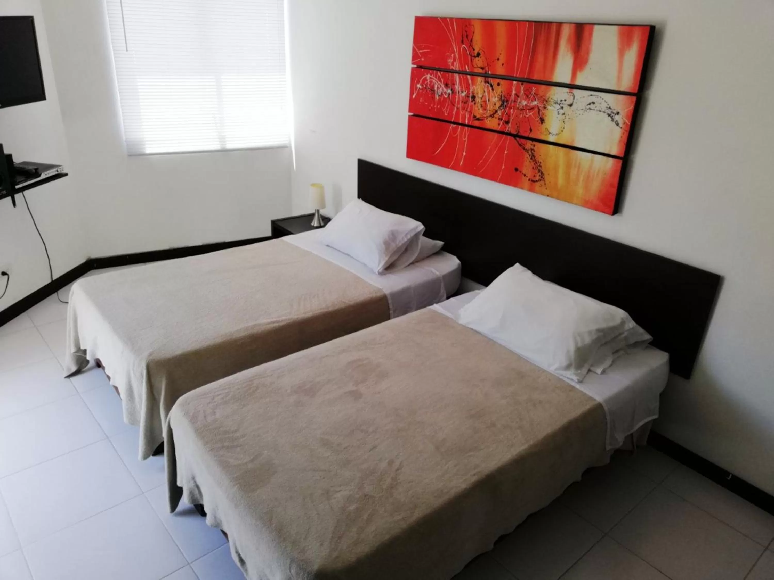 Photo of the whole room in Apartasuites San Marcos