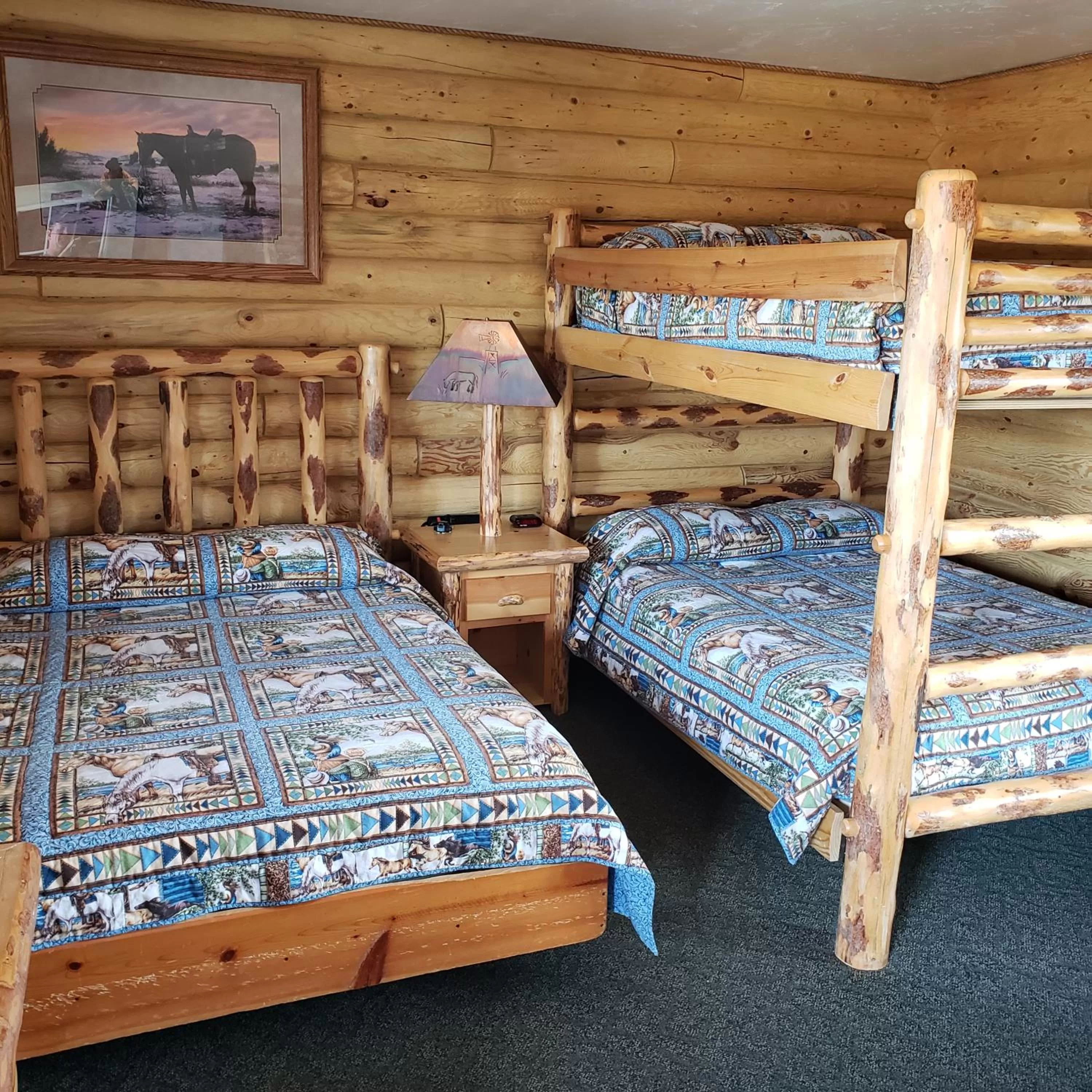 Bed in Wolf Den Log Cabin Motel and RV Park