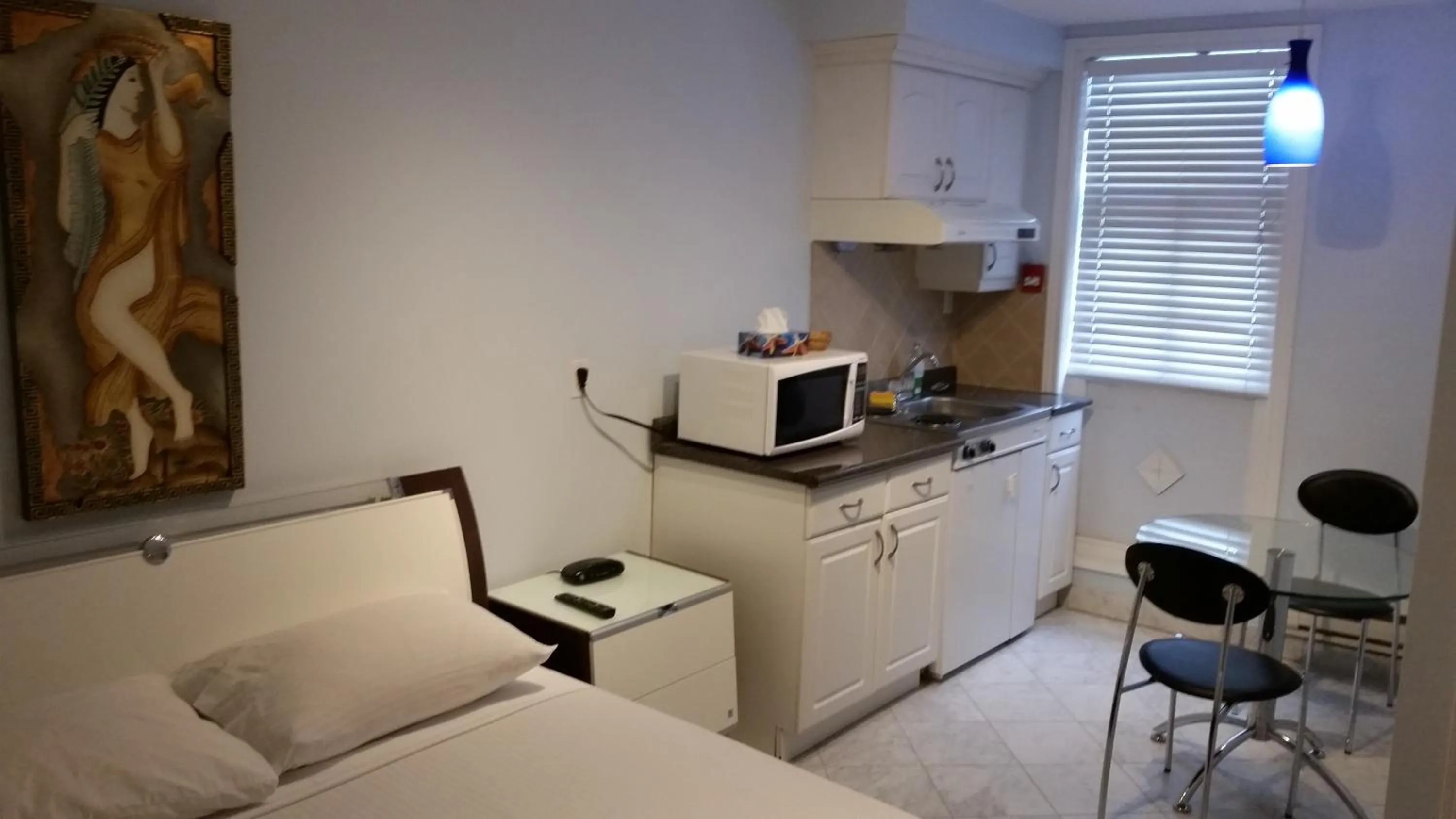 Kitchen or kitchenette, Bed in Dragon Gate Inn