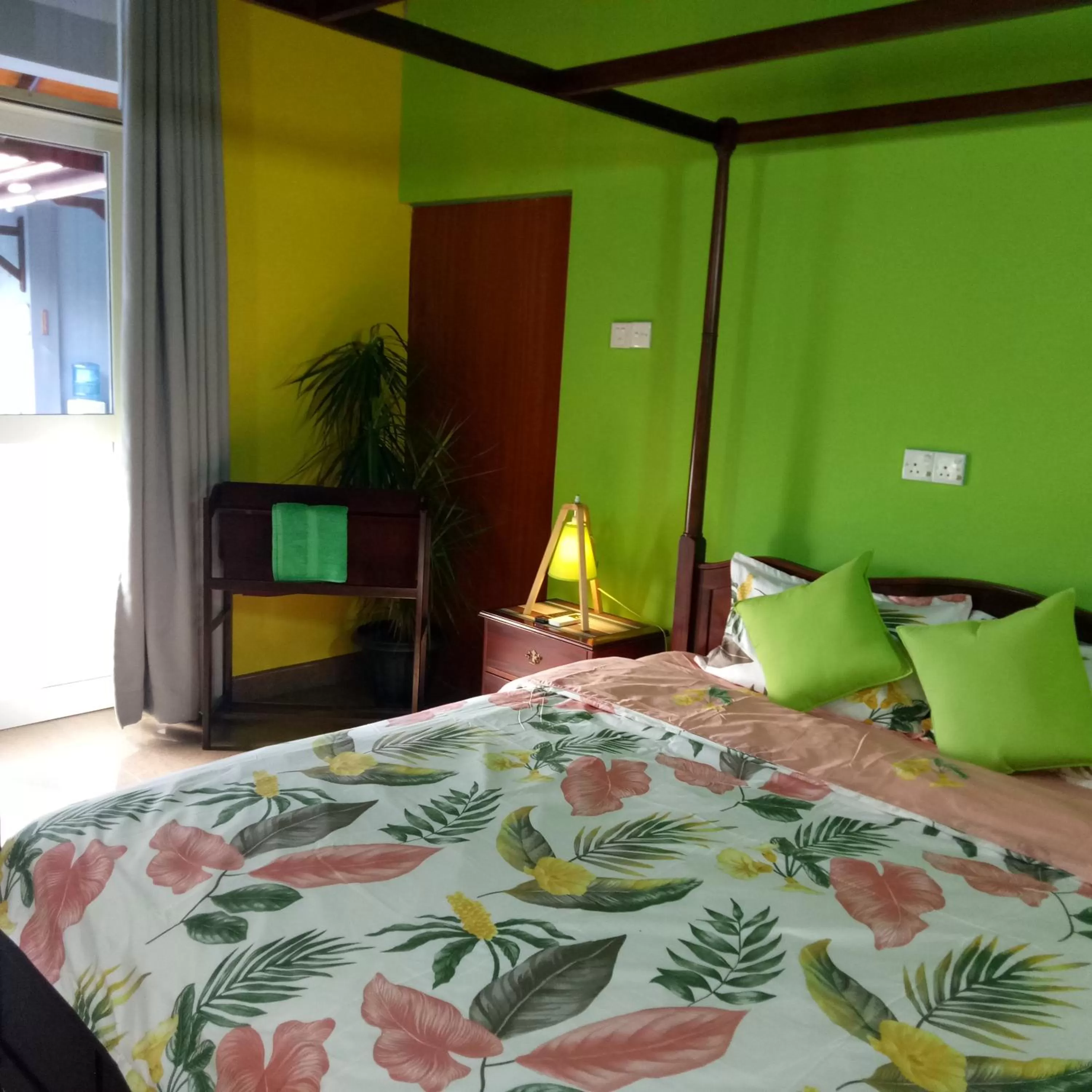 Pool view, Bed in Palms Villa