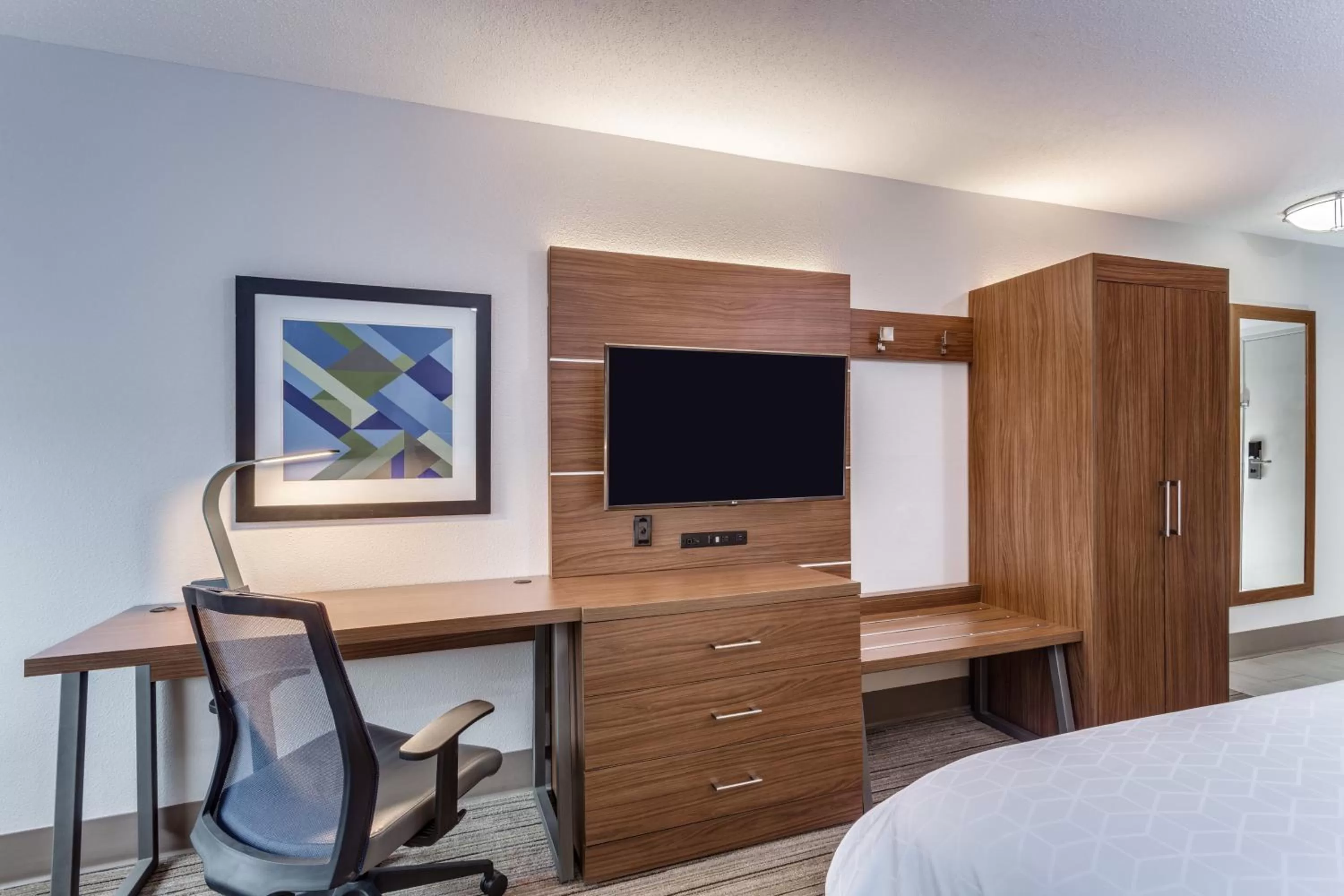 Photo of the whole room, Bed in Holiday Inn Express Scottsburg by IHG