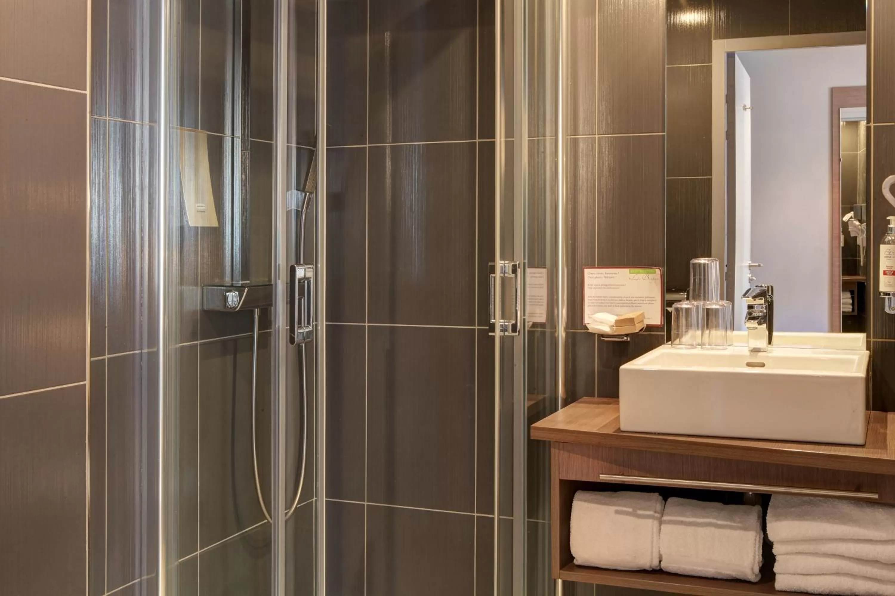 Bathroom in Hôtel Le Benhuyc