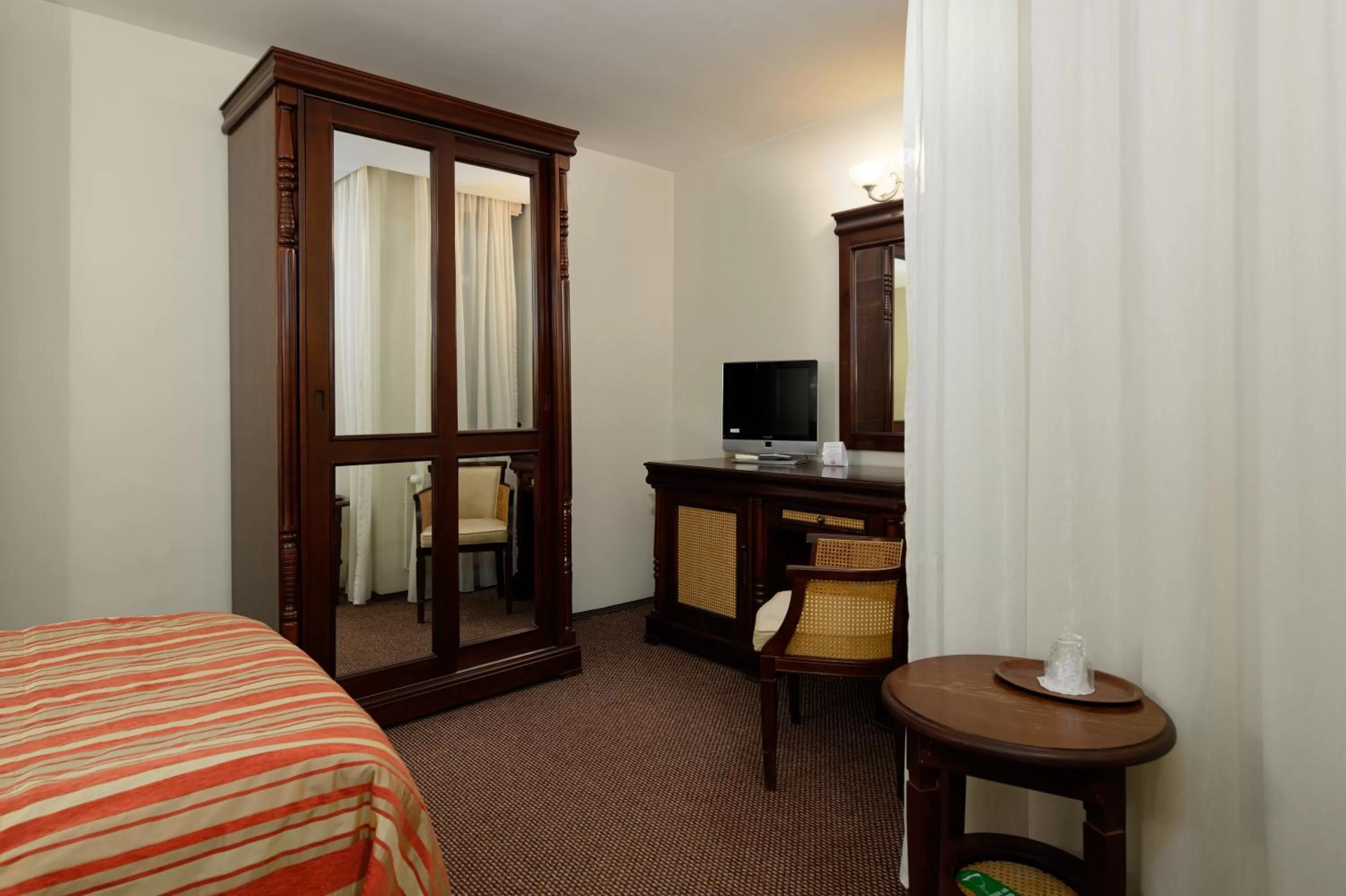 Photo of the whole room, Bed in Atrium Hotel Ateneu City Center