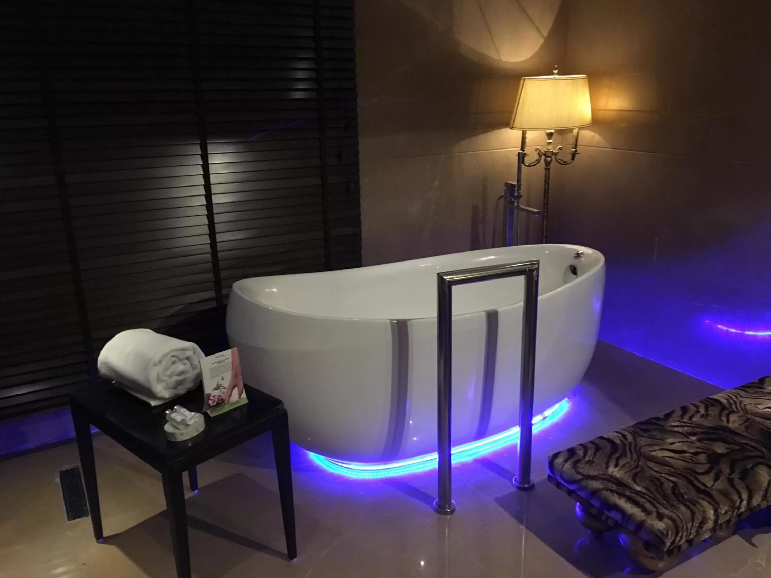 Bath in Radisson Blu Hotel MBD Ludhiana