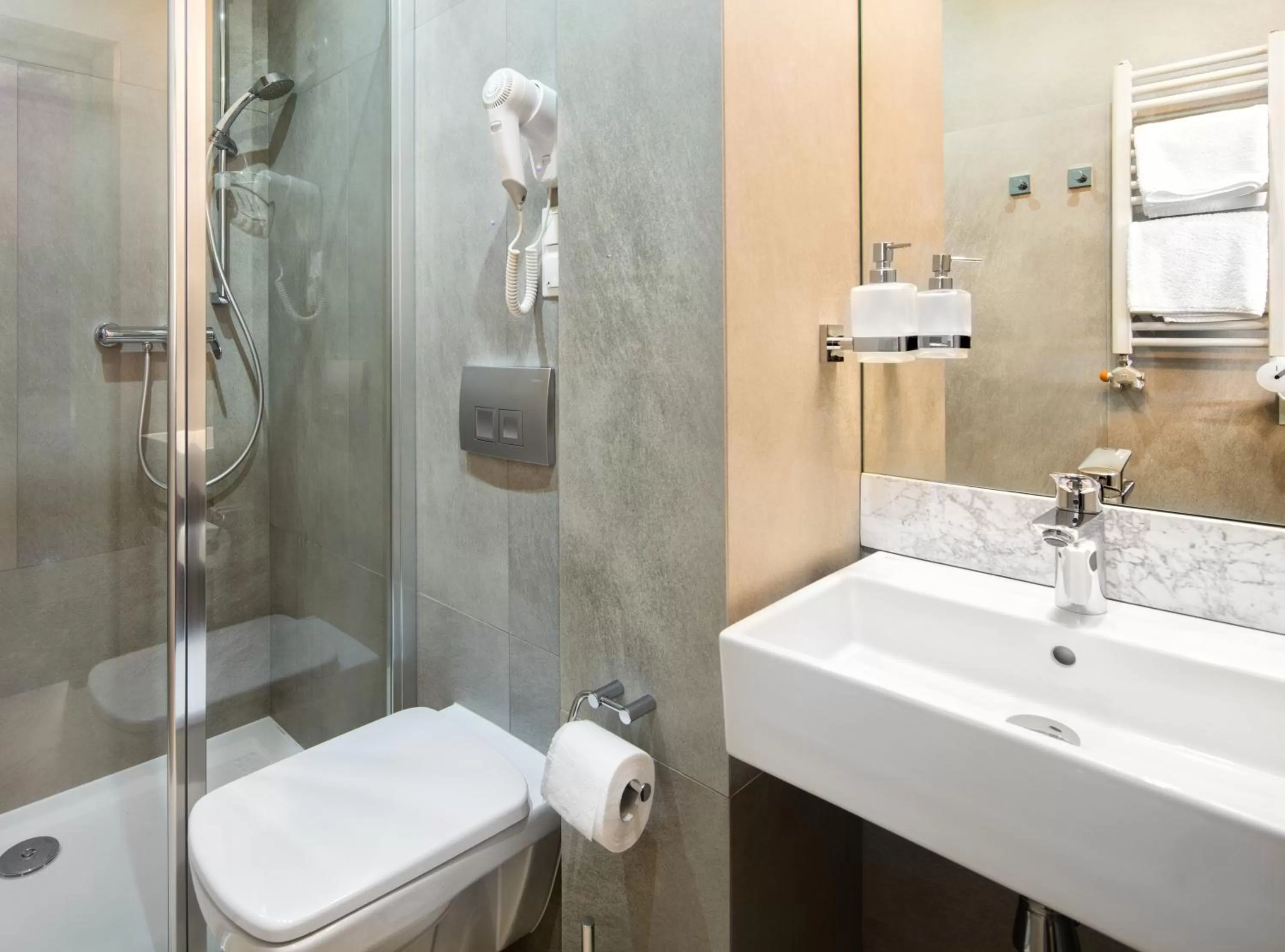 Bathroom in Hotel Szary Residence