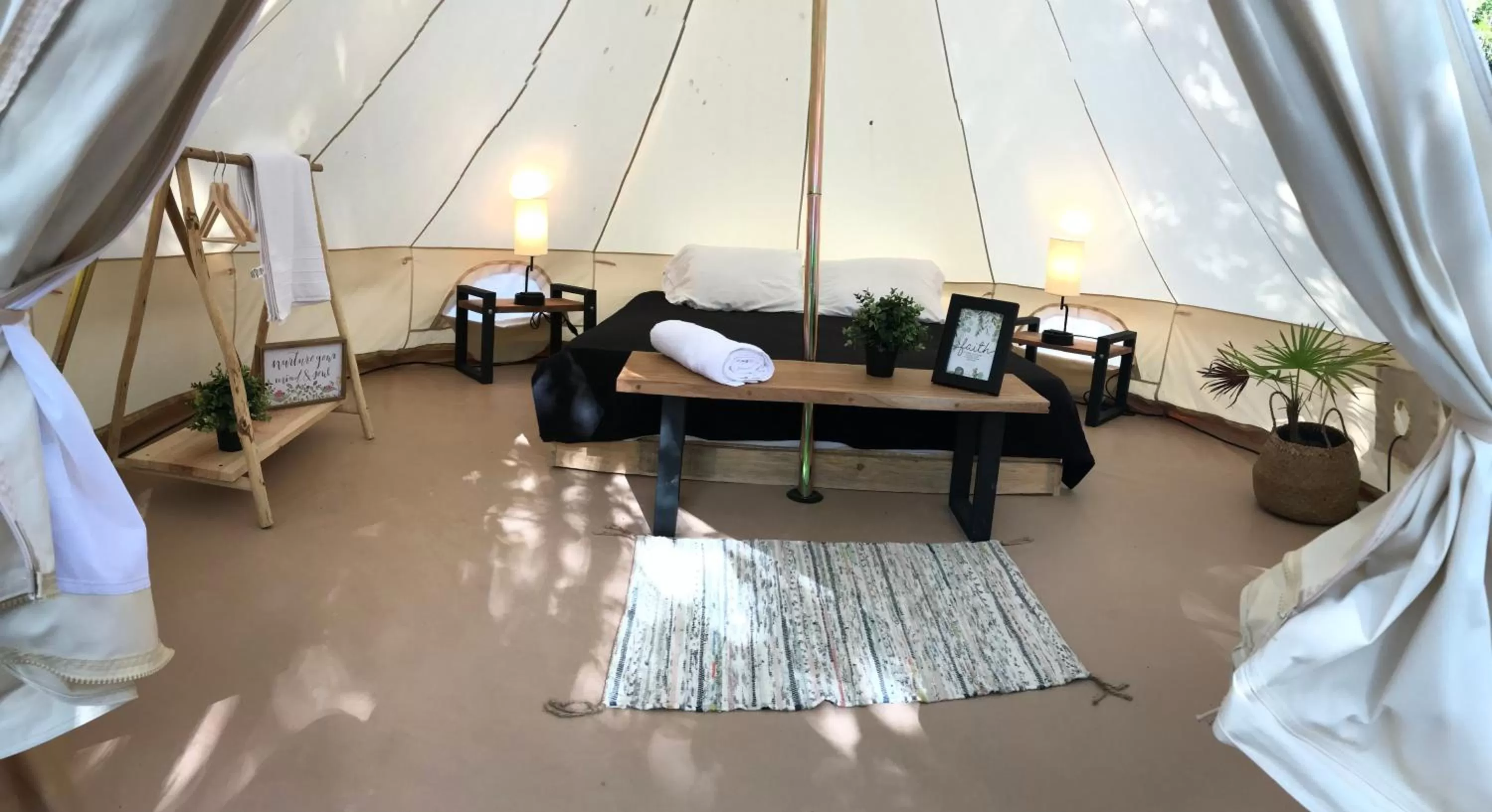 Photo of the whole room in Bayou