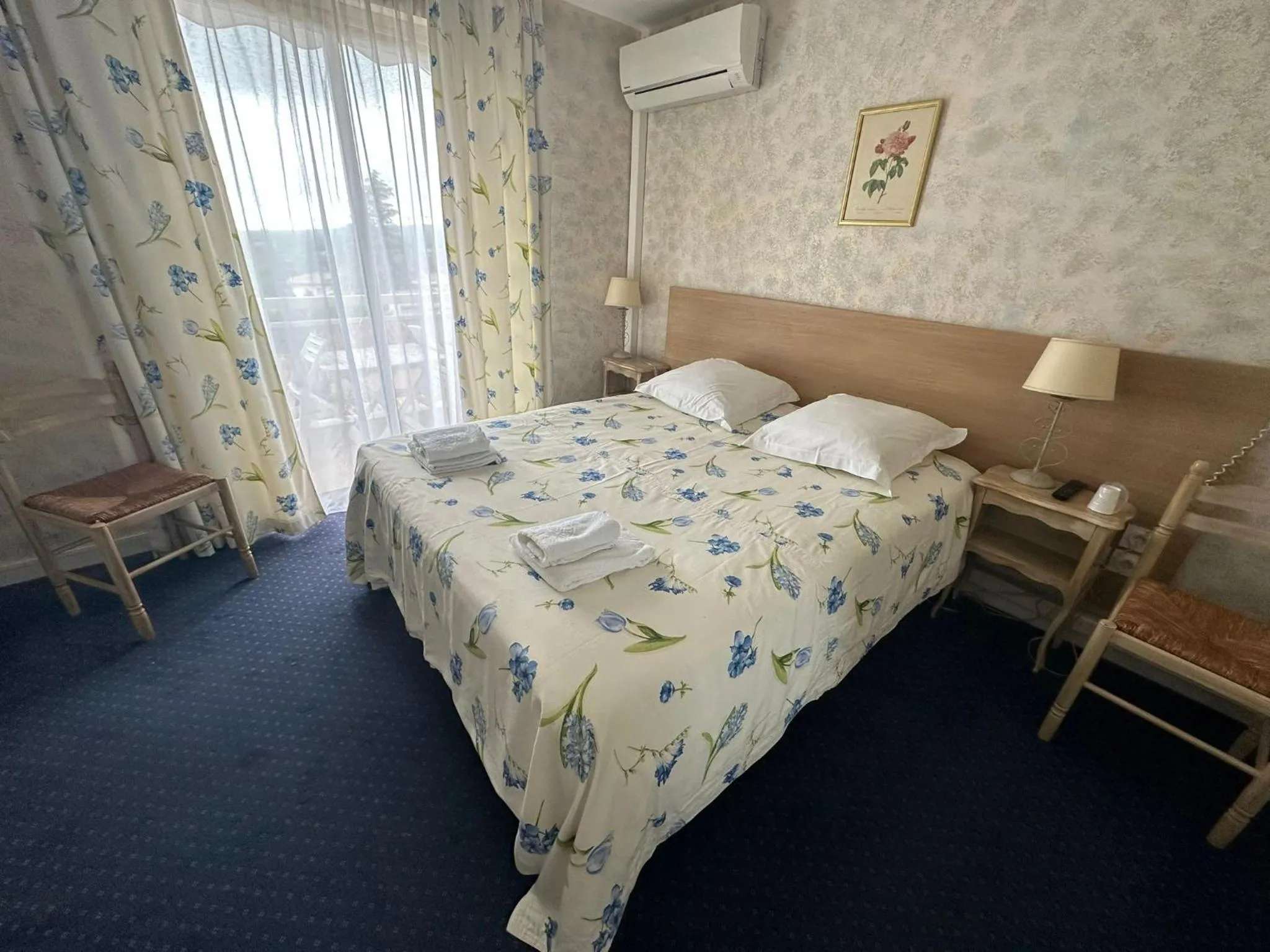 Bed in Logis Le Relais Imperial