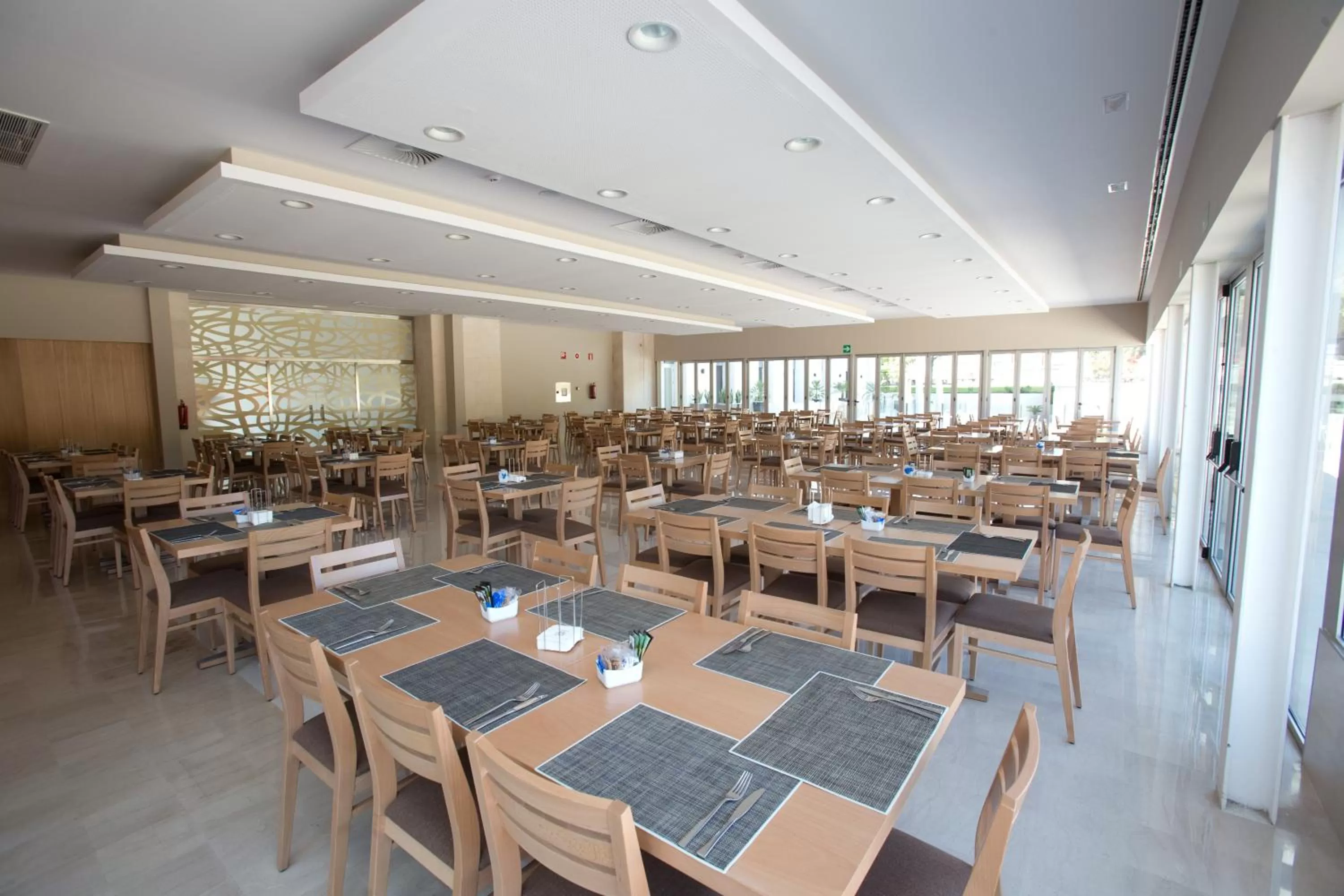 Restaurant/places to eat in M.A. Hotel Sevilla Congresos