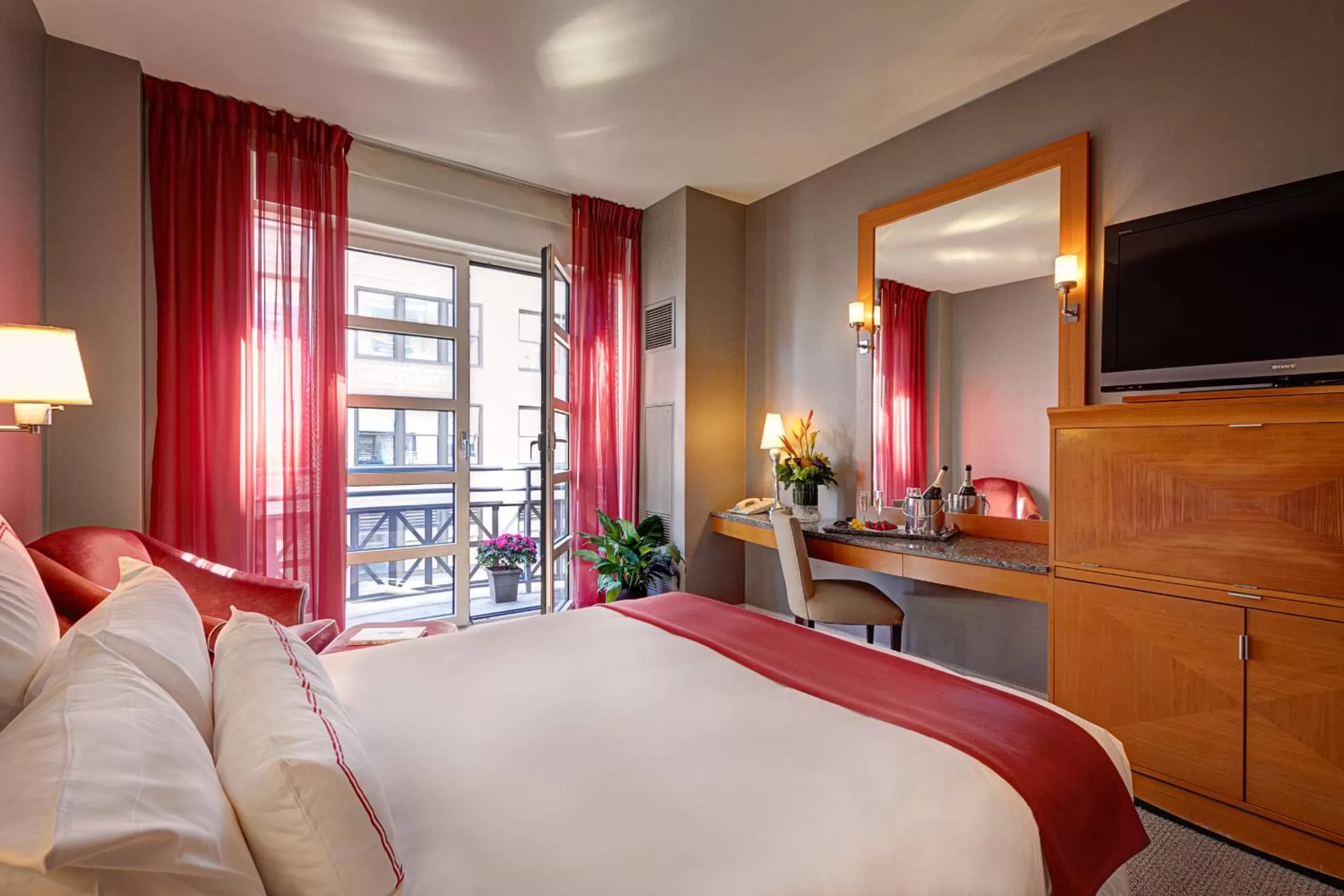 Photo of the whole room, Bed in Hotel Giraffe by Library Hotel Collection