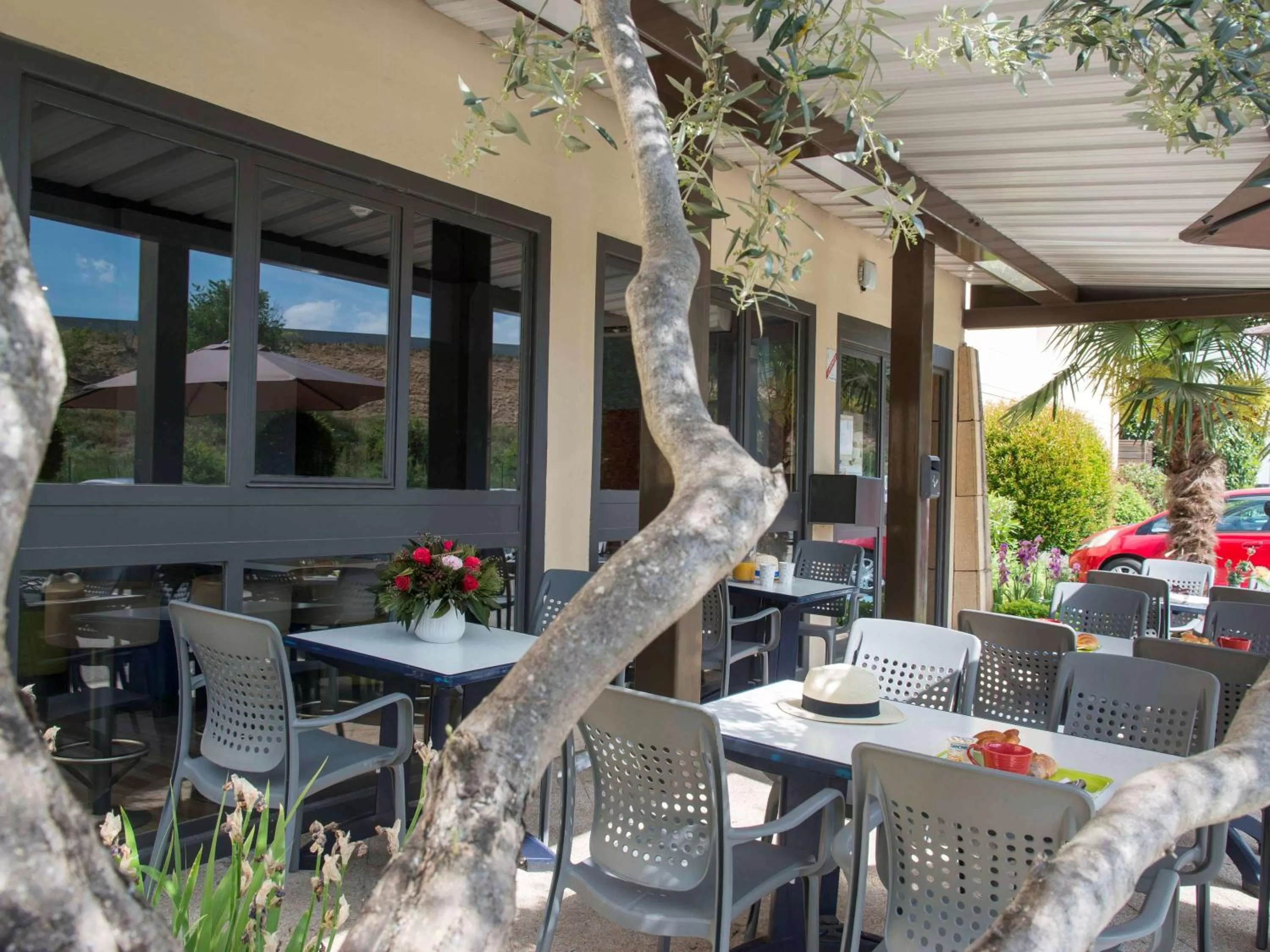 Property building, Restaurant/Places to Eat in IBIS Budget Aix en Provence Est Le Canet