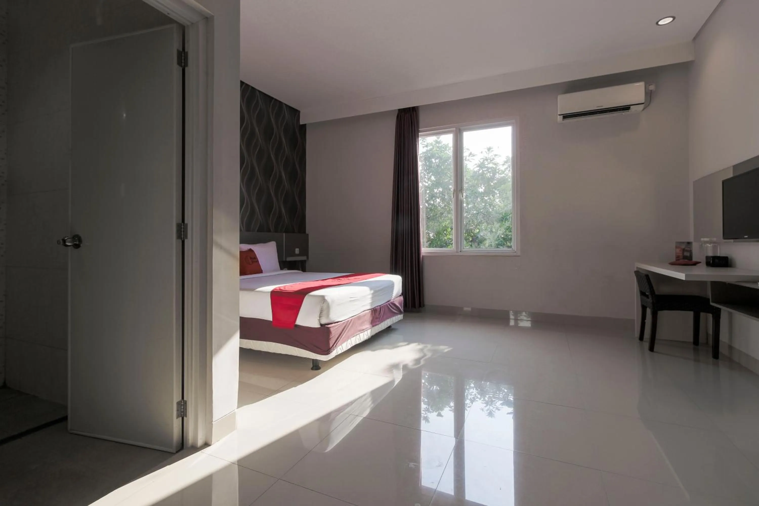 Bedroom, Bed in RedDoorz near Goa Sunyaragi