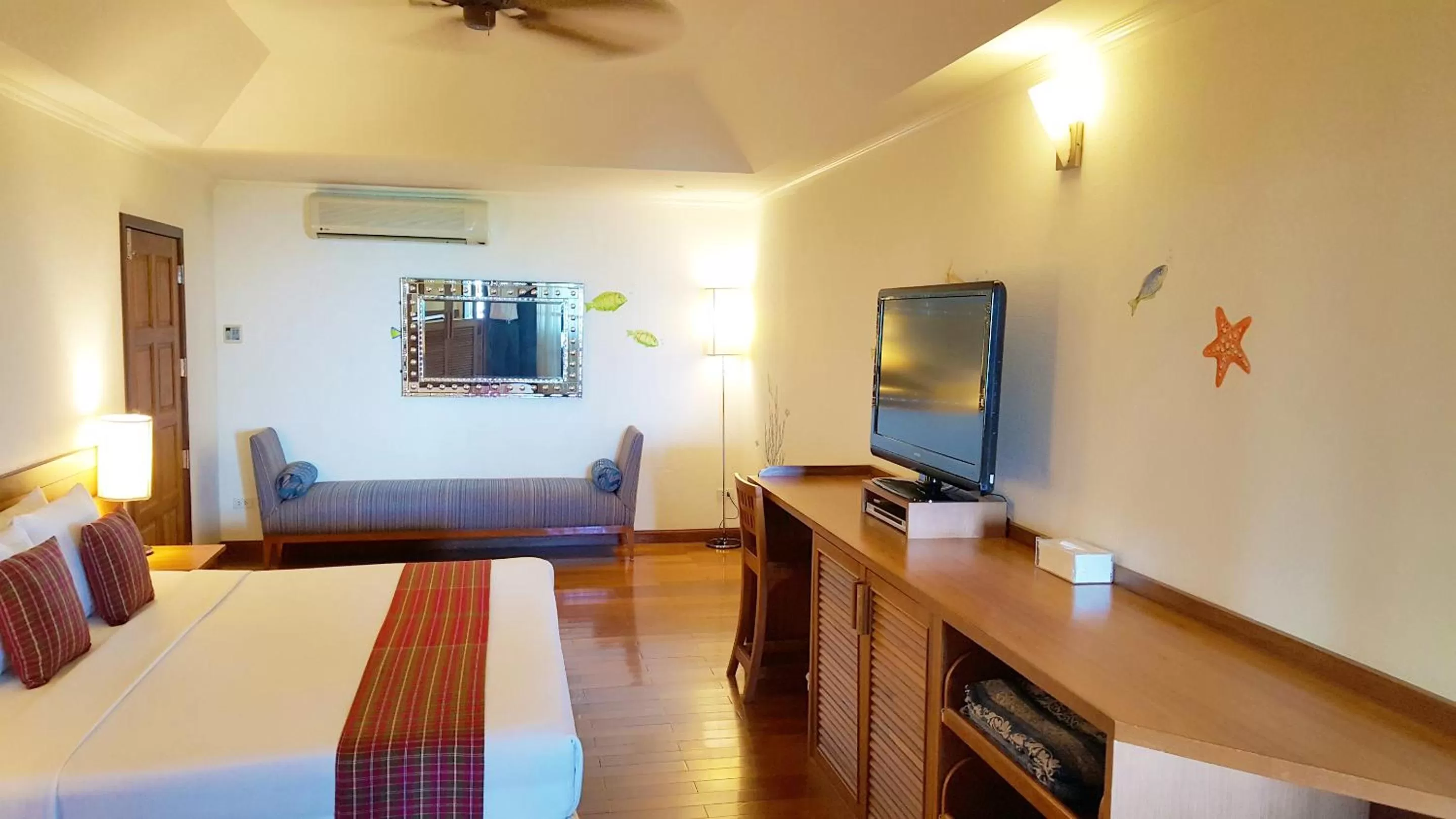 TV and multimedia, Bed in Birds and Bees Resort