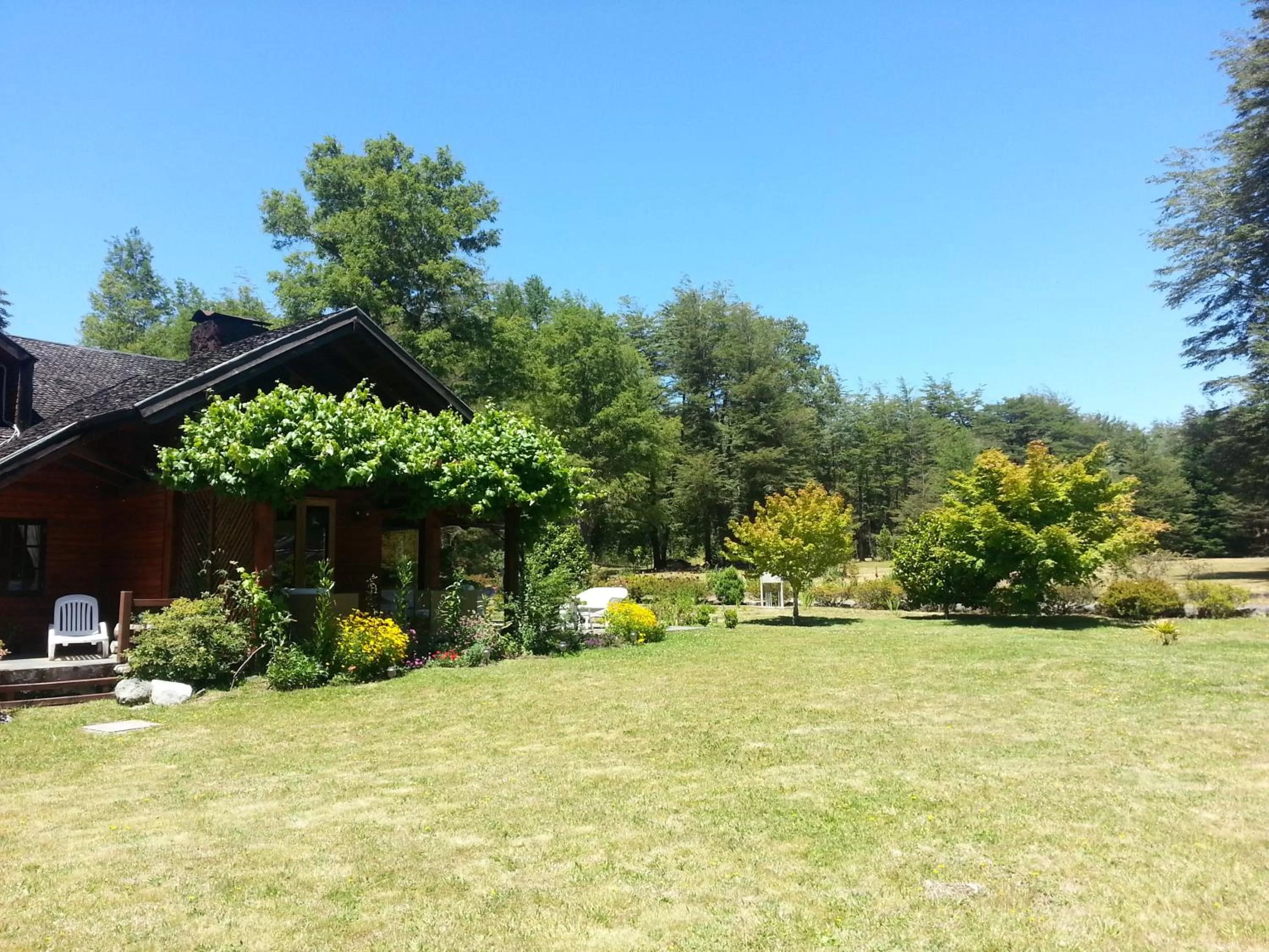 Facade/entrance, Garden in Hotel Posada del Río - Parque Metreñehue