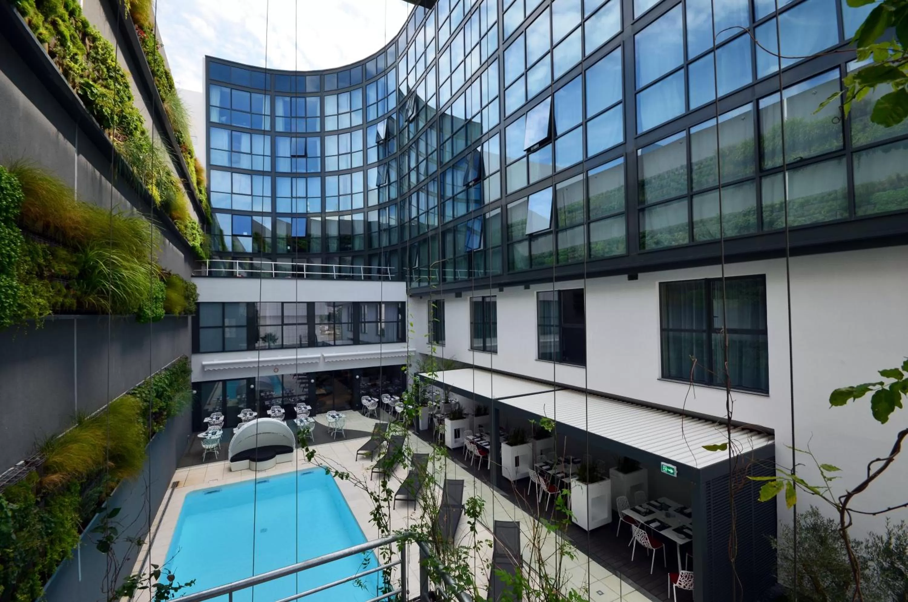 Swimming pool in Holiday Inn Dijon Toison D'or by IHG