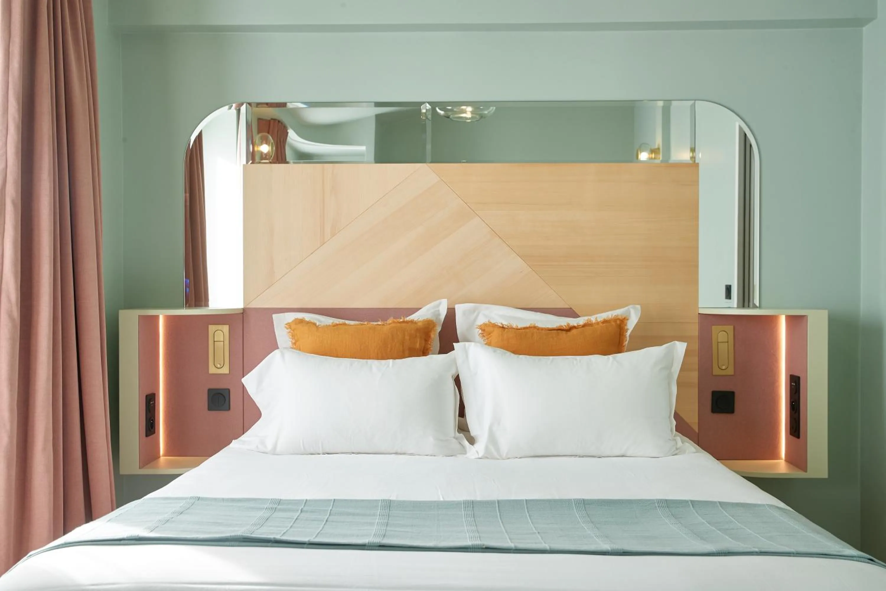 Bedroom, Bed in Hôtel Amoi Paris