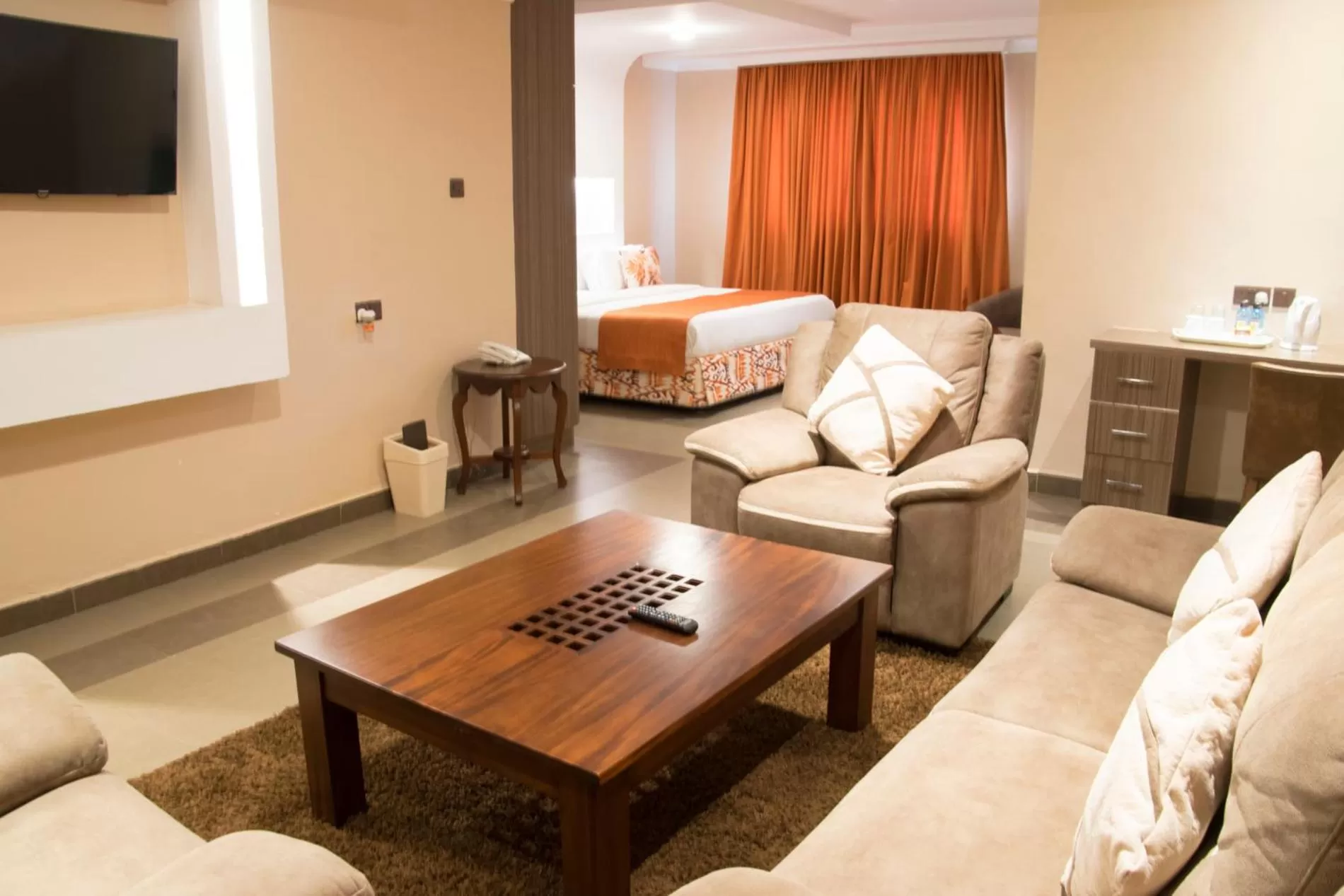 Bed, Seating Area in Hotel Waterbuck