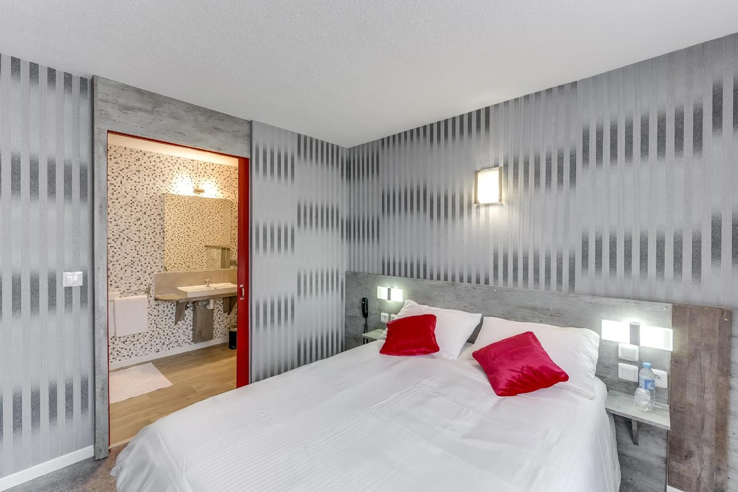 Bed in The Originals Access, Hotel Thouars