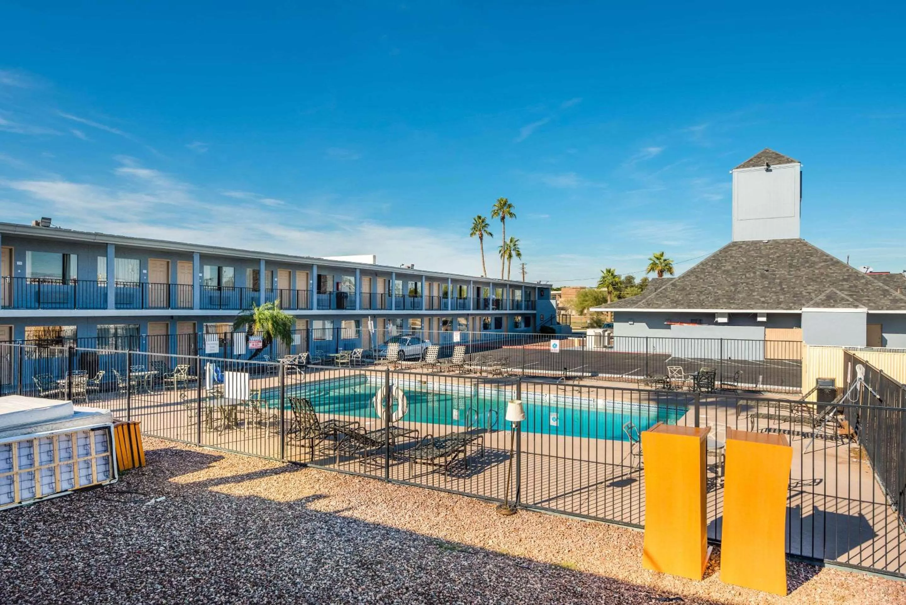 Swimming pool in Rodeway Inn Phoenix North I-17