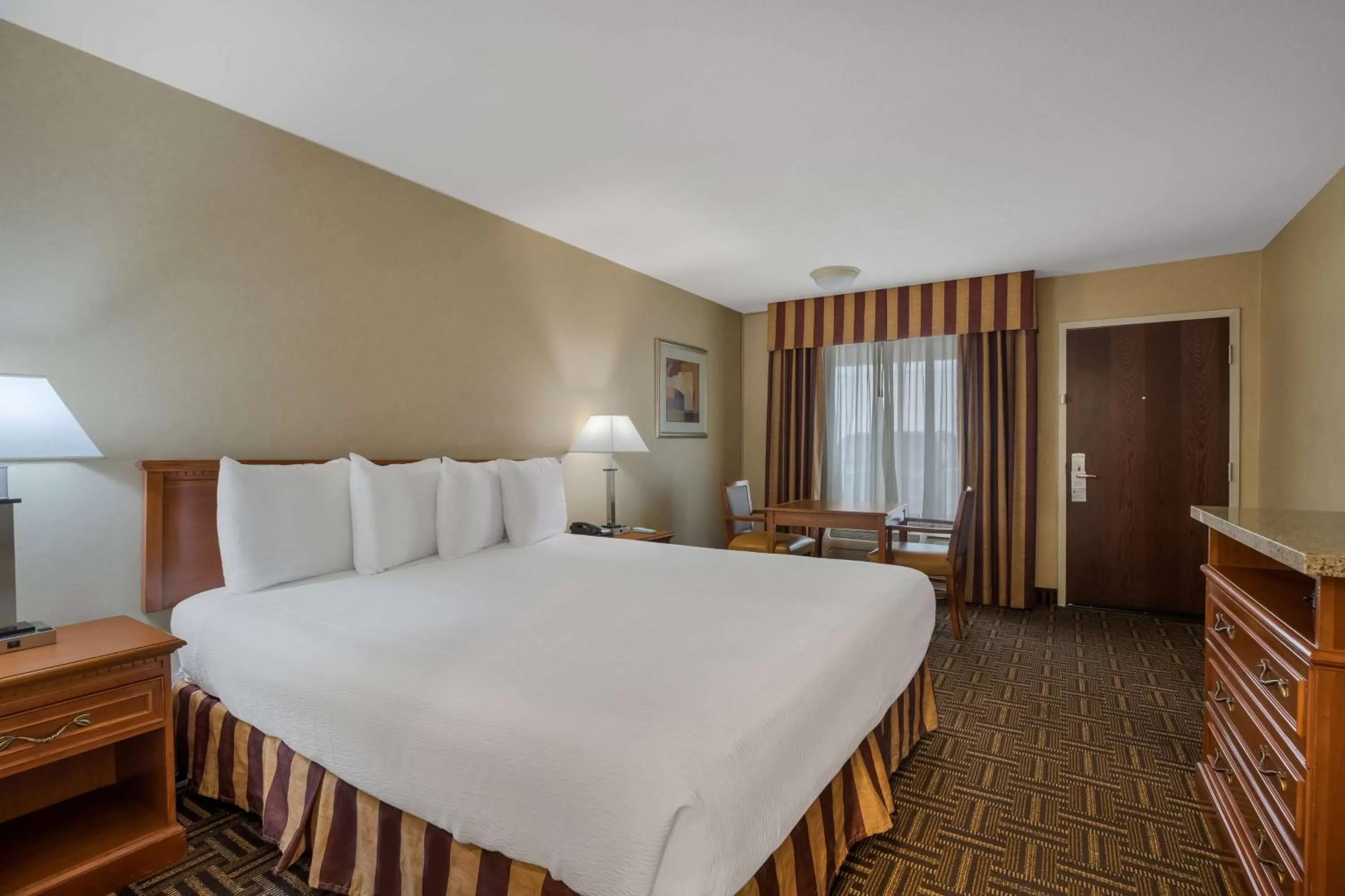 Bedroom, Bed in Best Western Norwalk Inn