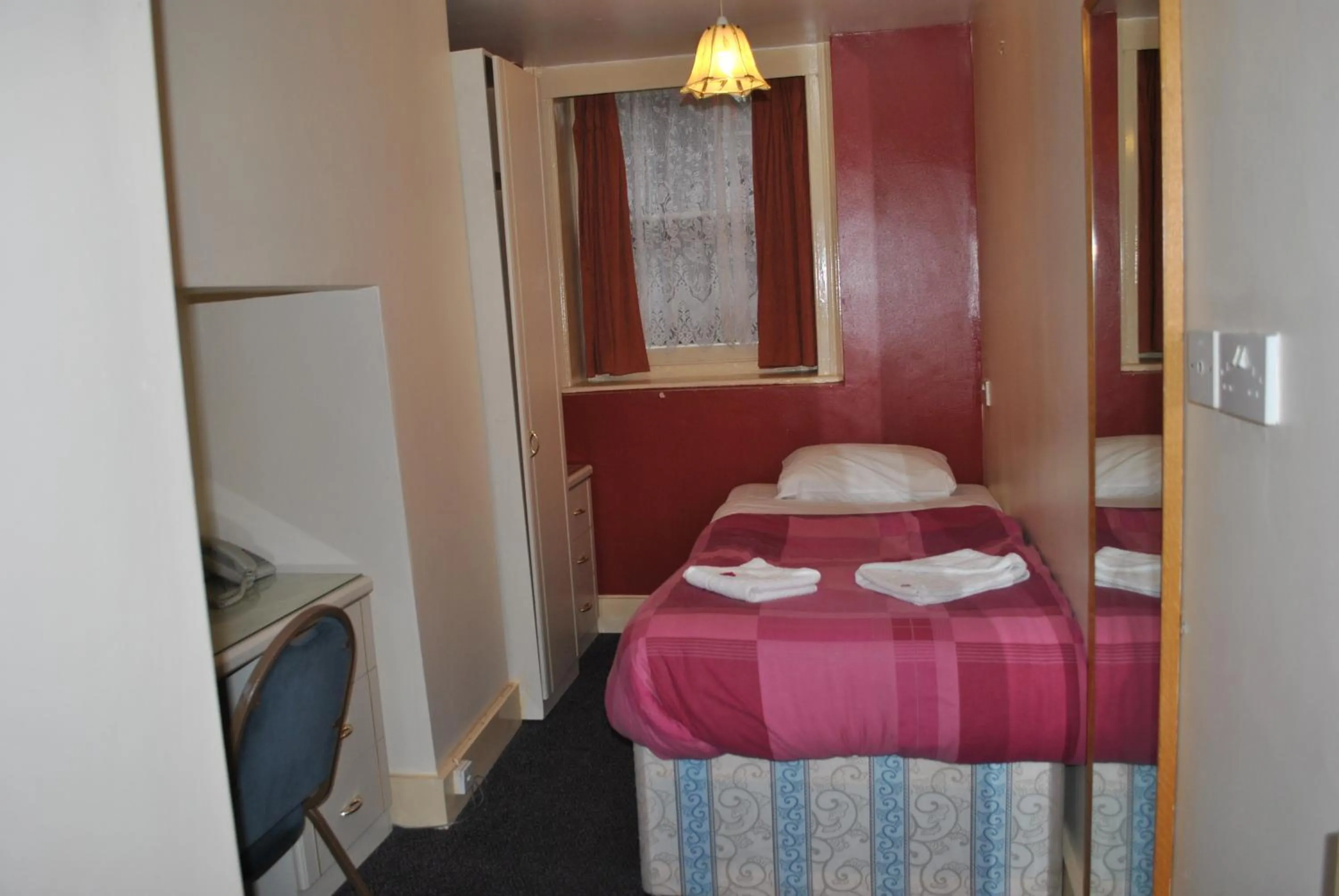 Photo of the whole room, Bed in Guilford House Hotel