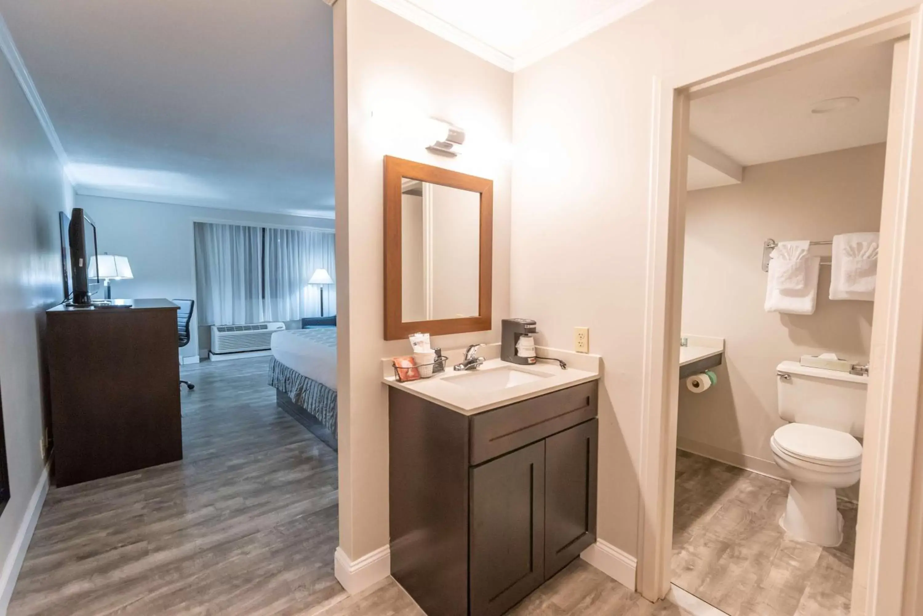 King Room - Non-Smoking/Renovated in SureStay Plus Hotel by Best Western Lehigh Valley King Room - Non-Smoking/Renovated in SureStay Plus Hotel by Best Western Lehigh Valley