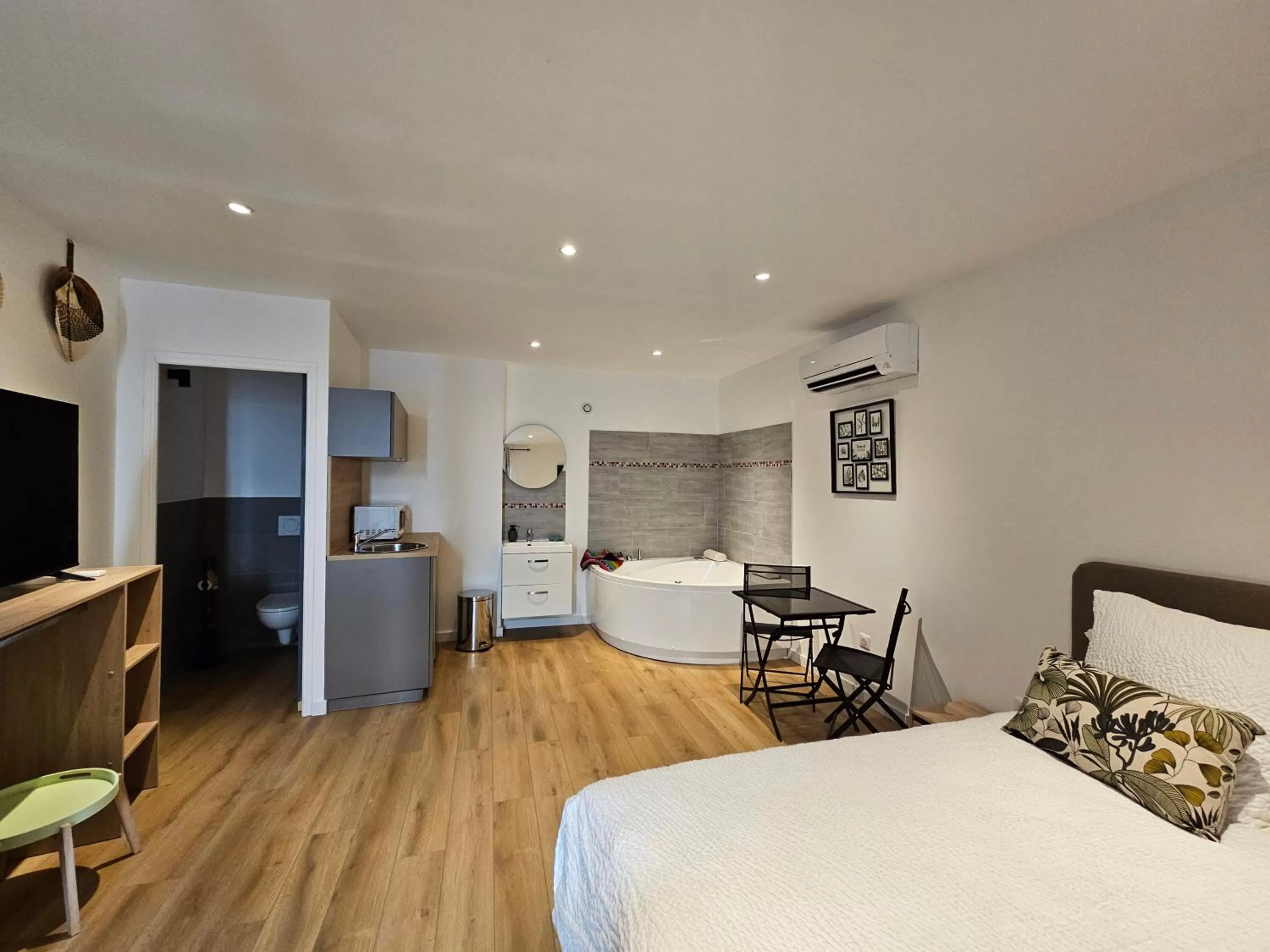 Photo of the whole room in Rue des Tilleuls